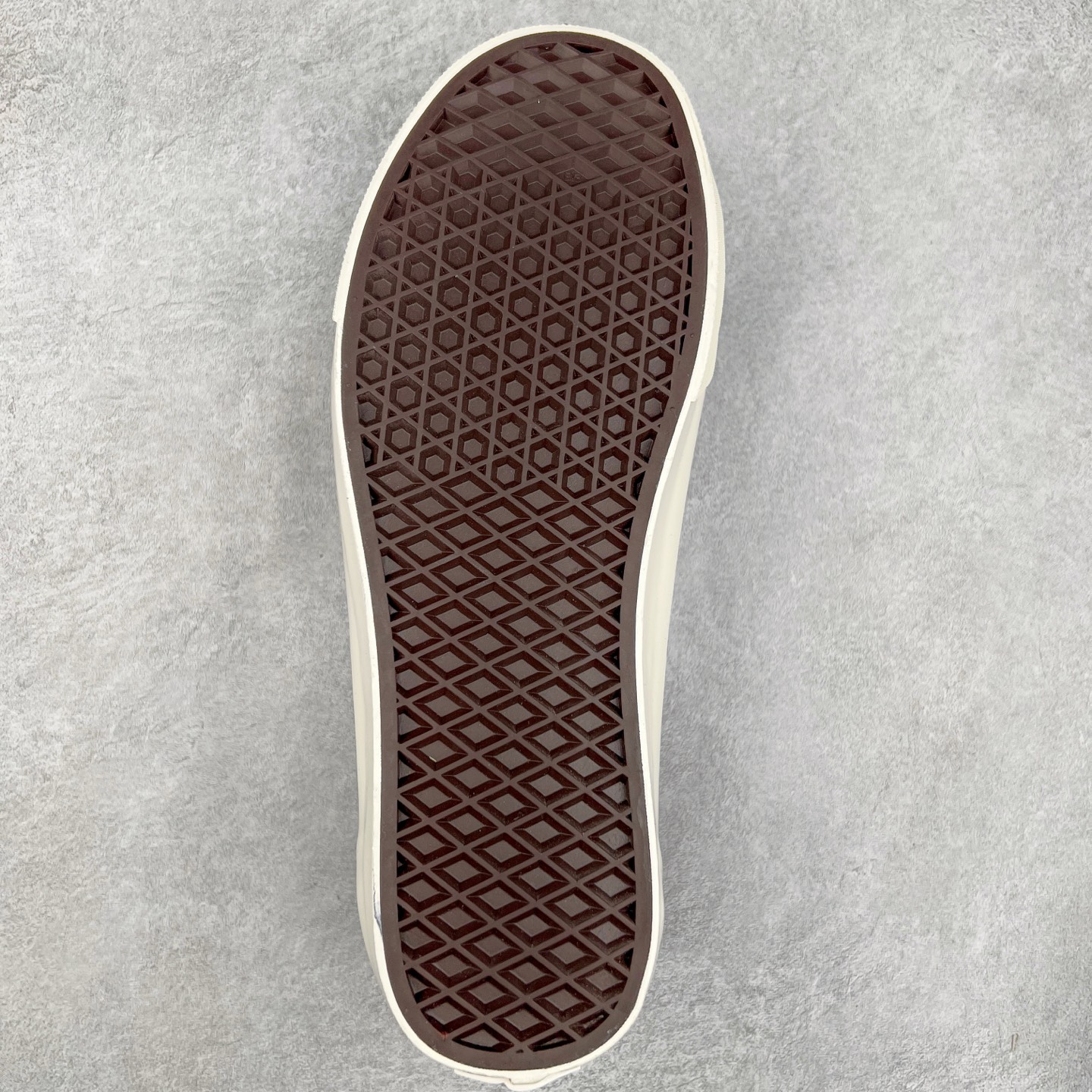 图片[9]-Vans Premium Old Skool 36 范斯官方 高端全皮质复古板鞋 经典Style 36 鞋型增强复古属性 从鞋型和贴合度方面重塑鞋款 全皮压纹材质质感拉满 缓震活动鞋垫使脚感更舒适 易搭配难出错 货号：VN000D57FRS 尺码：36 36.5 37 38 38.5 39 40 40.5 41 42 42.5 43 44-选品中心