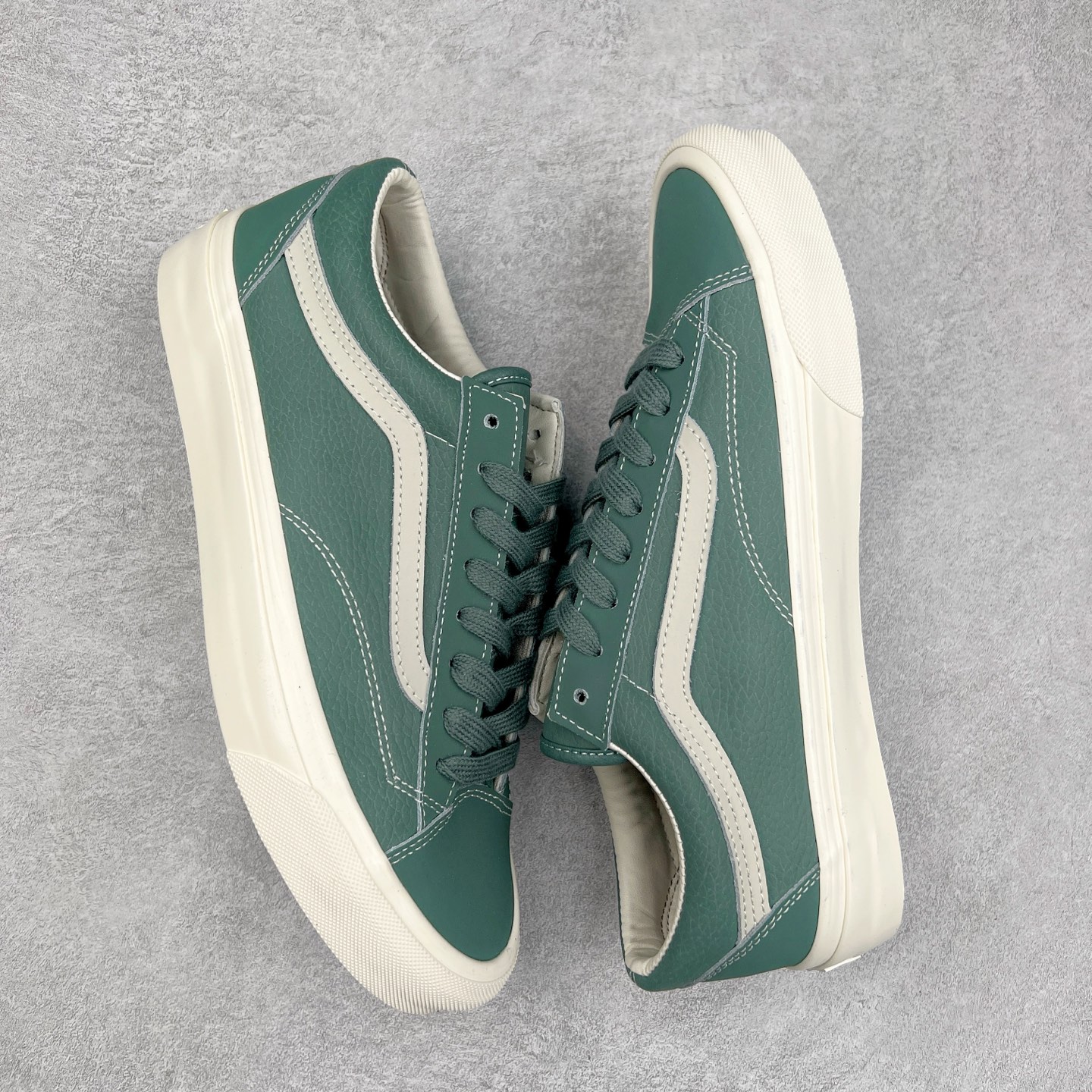 图片[3]-Vans Premium Old Skool 36 范斯官方 高端全皮质复古板鞋 经典Style 36 鞋型增强复古属性 从鞋型和贴合度方面重塑鞋款 全皮压纹材质质感拉满 缓震活动鞋垫使脚感更舒适 易搭配难出错 货号：VN000D57FRS 尺码：36 36.5 37 38 38.5 39 40 40.5 41 42 42.5 43 44-选品中心