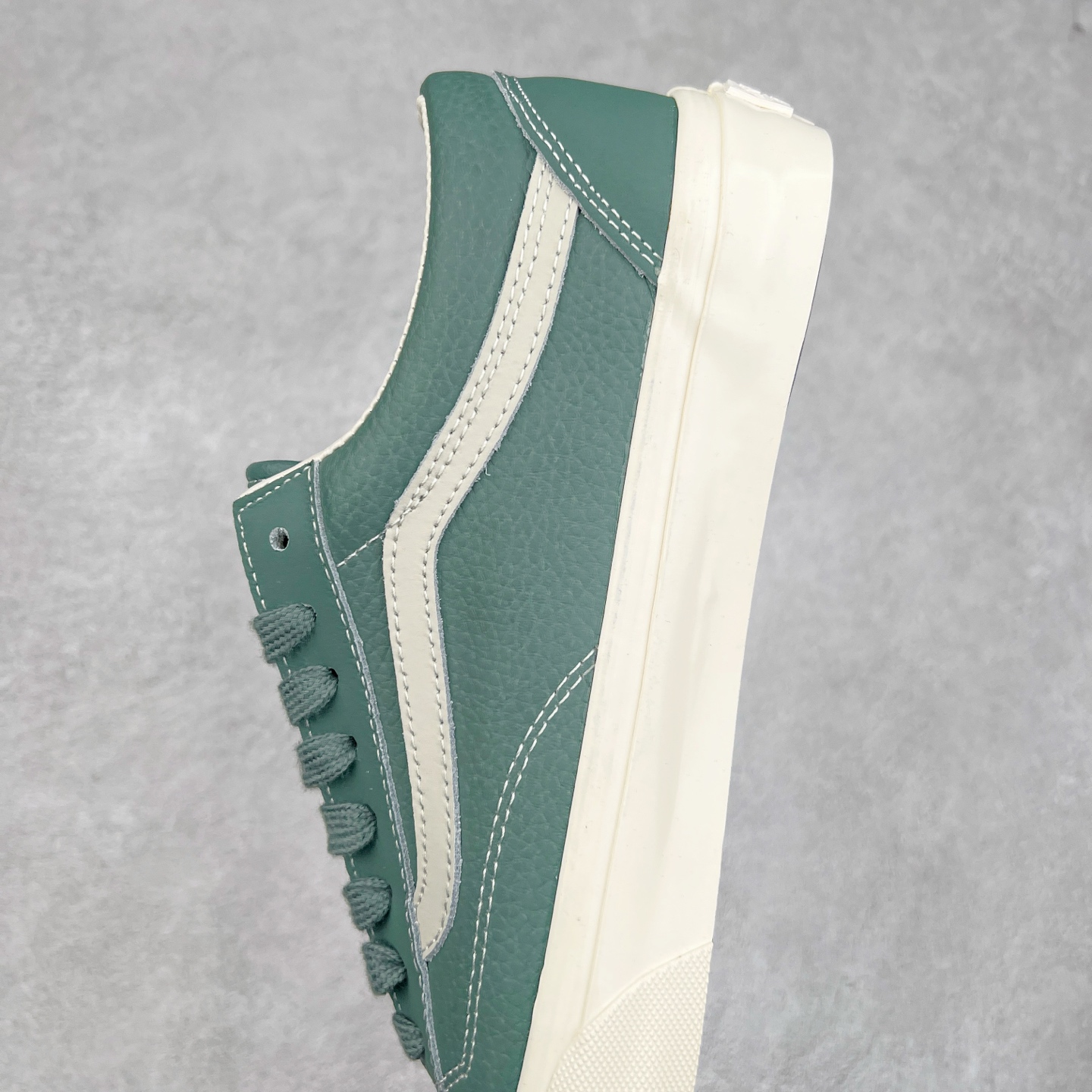 图片[7]-Vans Premium Old Skool 36 范斯官方 高端全皮质复古板鞋 经典Style 36 鞋型增强复古属性 从鞋型和贴合度方面重塑鞋款 全皮压纹材质质感拉满 缓震活动鞋垫使脚感更舒适 易搭配难出错 货号：VN000D57FRS 尺码：36 36.5 37 38 38.5 39 40 40.5 41 42 42.5 43 44-选品中心