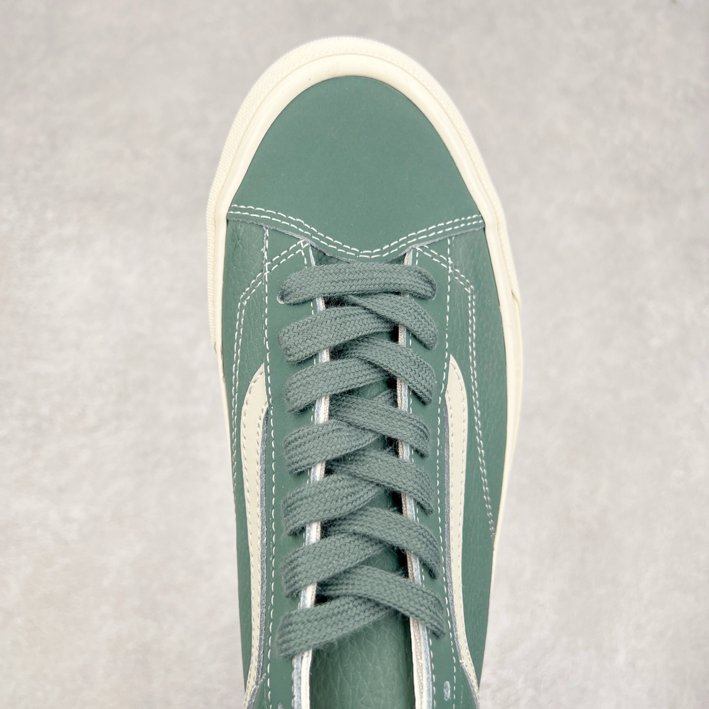 图片[4]-Vans Premium Old Skool 36 范斯官方 高端全皮质复古板鞋 经典Style 36 鞋型增强复古属性 从鞋型和贴合度方面重塑鞋款 全皮压纹材质质感拉满 缓震活动鞋垫使脚感更舒适 易搭配难出错 货号：VN000D57FRS 尺码：36 36.5 37 38 38.5 39 40 40.5 41 42 42.5 43 44-选品中心