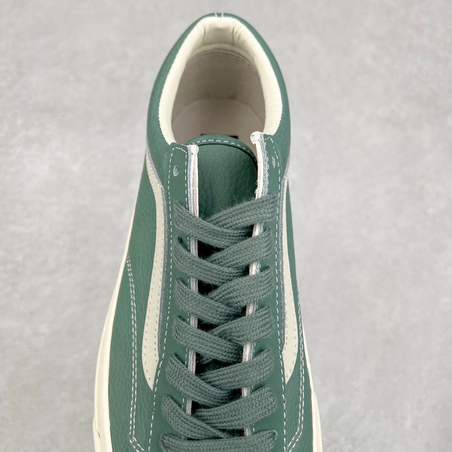 图片[5]-Vans Premium Old Skool 36 范斯官方 高端全皮质复古板鞋 经典Style 36 鞋型增强复古属性 从鞋型和贴合度方面重塑鞋款 全皮压纹材质质感拉满 缓震活动鞋垫使脚感更舒适 易搭配难出错 货号：VN000D57FRS 尺码：36 36.5 37 38 38.5 39 40 40.5 41 42 42.5 43 44-选品中心
