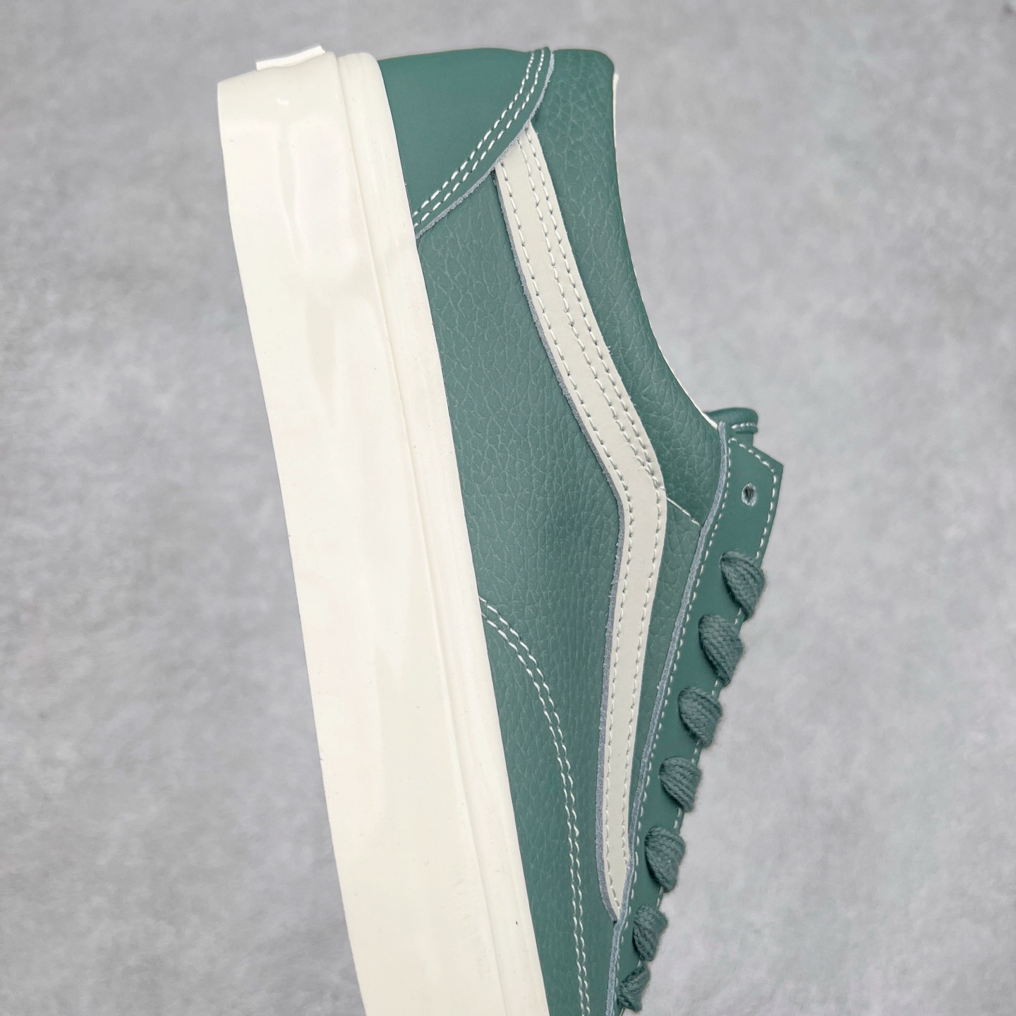 图片[6]-Vans Premium Old Skool 36 范斯官方 高端全皮质复古板鞋 经典Style 36 鞋型增强复古属性 从鞋型和贴合度方面重塑鞋款 全皮压纹材质质感拉满 缓震活动鞋垫使脚感更舒适 易搭配难出错 货号：VN000D57FRS 尺码：36 36.5 37 38 38.5 39 40 40.5 41 42 42.5 43 44-选品中心