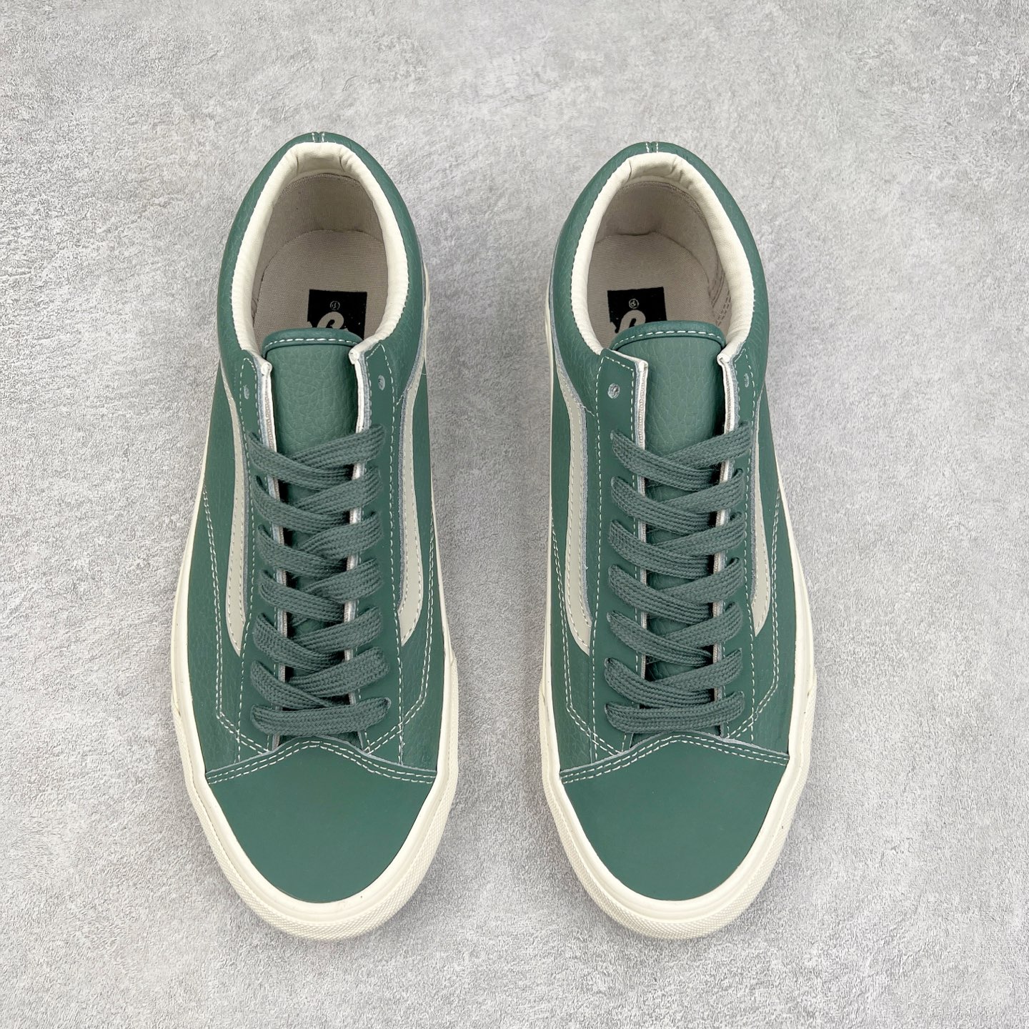 图片[2]-Vans Premium Old Skool 36 范斯官方 高端全皮质复古板鞋 经典Style 36 鞋型增强复古属性 从鞋型和贴合度方面重塑鞋款 全皮压纹材质质感拉满 缓震活动鞋垫使脚感更舒适 易搭配难出错 货号：VN000D57FRS 尺码：36 36.5 37 38 38.5 39 40 40.5 41 42 42.5 43 44-选品中心
