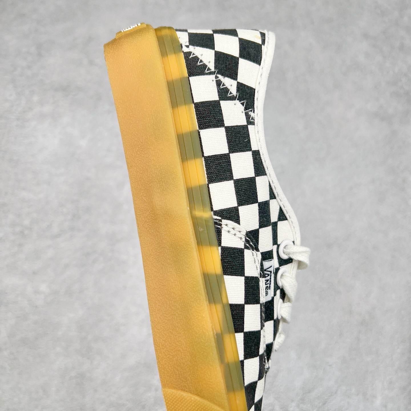 图片[6]-＃福利特价 Vans Authentic 棋盘格牛津生胶底 轻盈舒适 夏天适合穿的vans来啦‼ 经典棋盘格元素搭配质感更为轻盈的牛津生胶大底 解放厚重的脚感 后跟折痕车线的设计 可踩后跟秒变拖鞋 夏天出行的宝藏鞋款 尺码：35 36 36.5 37 38 38.5 39 40 40.5 41 42 42.5 43 44 硫化工艺：1：1（真标、原钢印、材质标、鞋型标、合格证）-选品中心