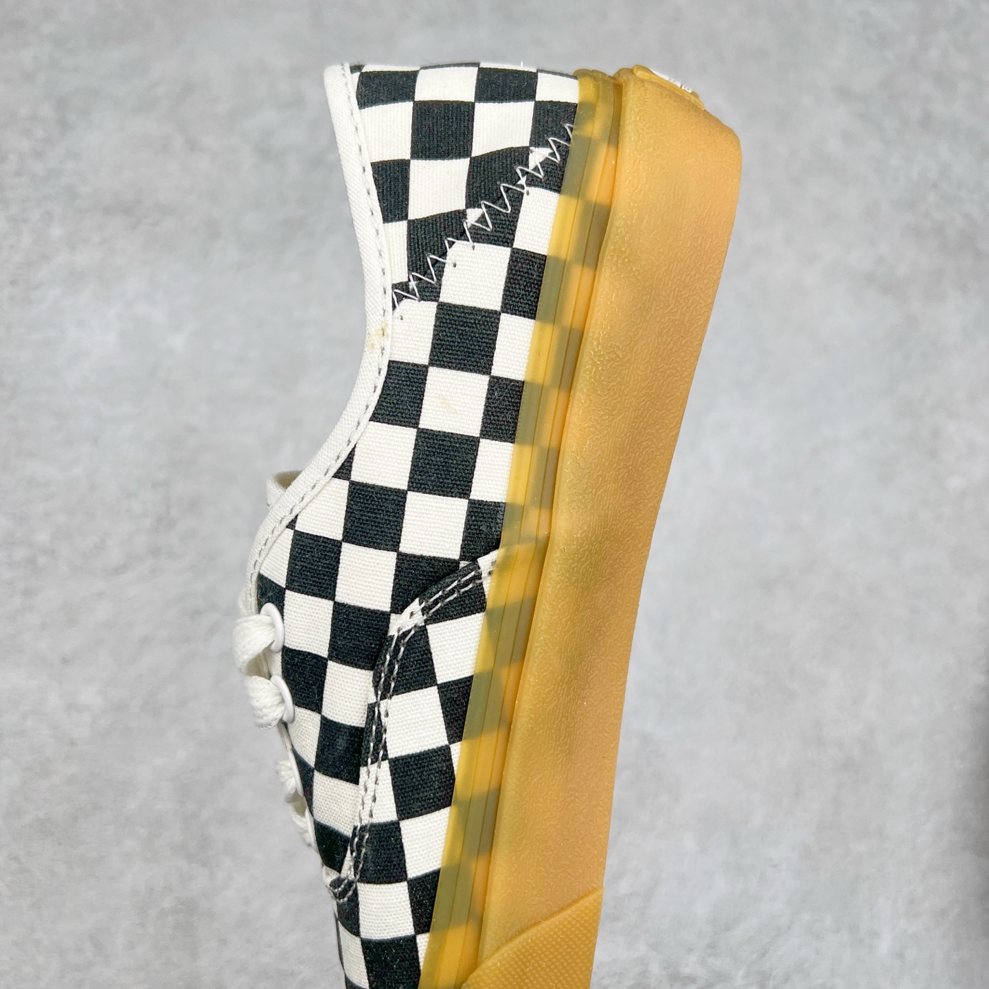 图片[7]-＃福利特价 Vans Authentic 棋盘格牛津生胶底 轻盈舒适 夏天适合穿的vans来啦‼ 经典棋盘格元素搭配质感更为轻盈的牛津生胶大底 解放厚重的脚感 后跟折痕车线的设计 可踩后跟秒变拖鞋 夏天出行的宝藏鞋款 尺码：35 36 36.5 37 38 38.5 39 40 40.5 41 42 42.5 43 44 硫化工艺：1：1（真标、原钢印、材质标、鞋型标、合格证）-选品中心