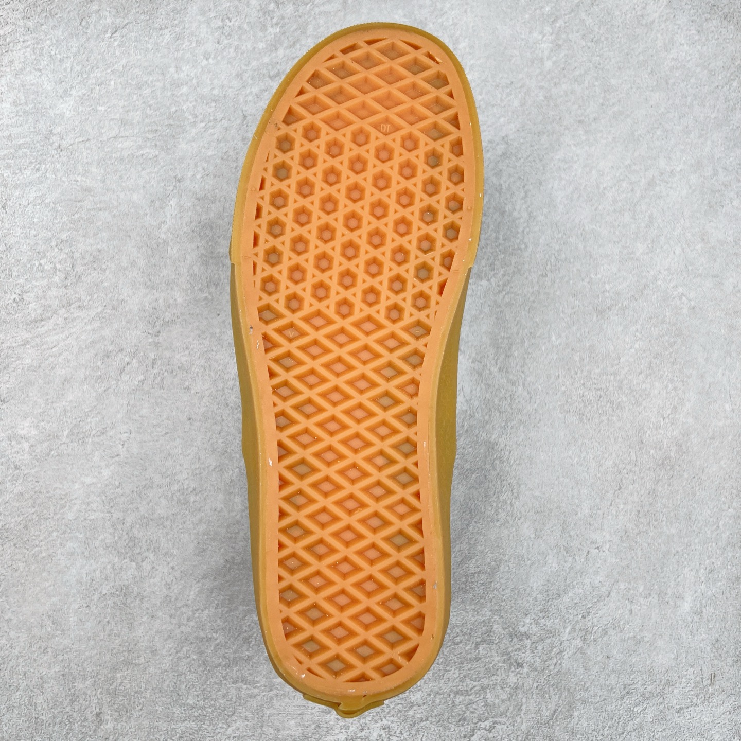 图片[9]-＃福利特价 Vans Authentic 棋盘格牛津生胶底 轻盈舒适 夏天适合穿的vans来啦‼ 经典棋盘格元素搭配质感更为轻盈的牛津生胶大底 解放厚重的脚感 后跟折痕车线的设计 可踩后跟秒变拖鞋 夏天出行的宝藏鞋款 尺码：35 36 36.5 37 38 38.5 39 40 40.5 41 42 42.5 43 44 硫化工艺：1：1（真标、原钢印、材质标、鞋型标、合格证）-选品中心