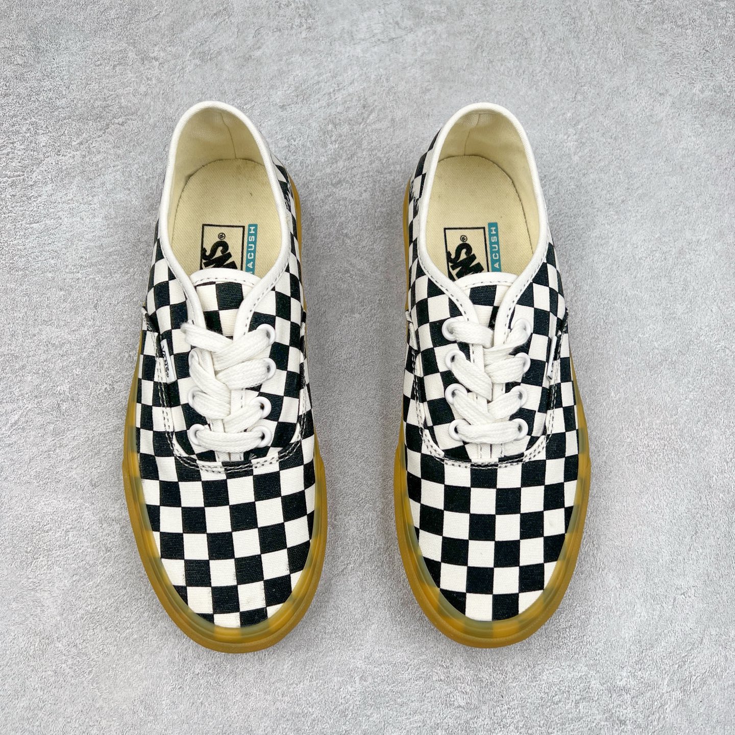 图片[2]-＃福利特价 Vans Authentic 棋盘格牛津生胶底 轻盈舒适 夏天适合穿的vans来啦‼ 经典棋盘格元素搭配质感更为轻盈的牛津生胶大底 解放厚重的脚感 后跟折痕车线的设计 可踩后跟秒变拖鞋 夏天出行的宝藏鞋款 尺码：35 36 36.5 37 38 38.5 39 40 40.5 41 42 42.5 43 44 硫化工艺：1：1（真标、原钢印、材质标、鞋型标、合格证）-选品中心