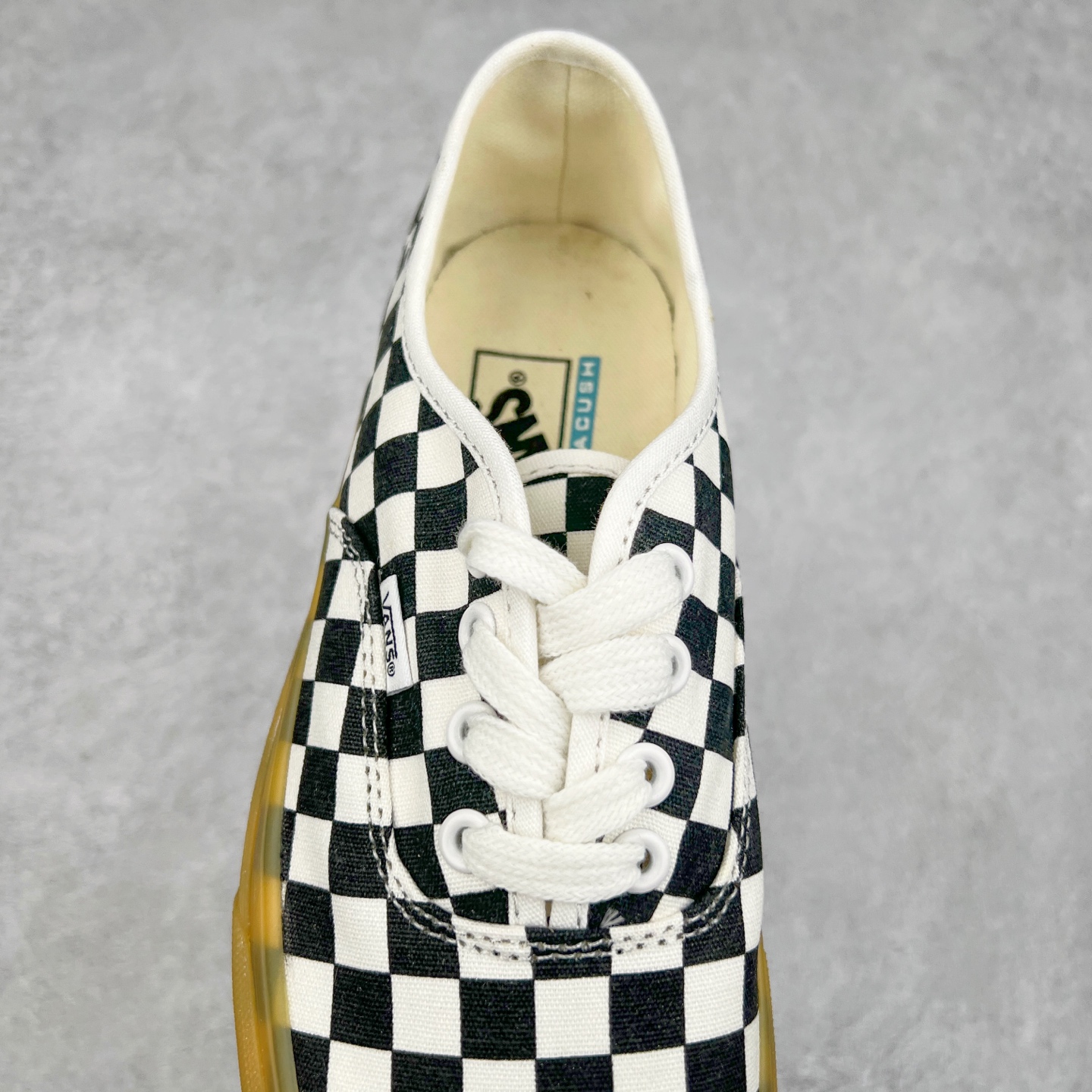图片[5]-＃福利特价 Vans Authentic 棋盘格牛津生胶底 轻盈舒适 夏天适合穿的vans来啦‼ 经典棋盘格元素搭配质感更为轻盈的牛津生胶大底 解放厚重的脚感 后跟折痕车线的设计 可踩后跟秒变拖鞋 夏天出行的宝藏鞋款 尺码：35 36 36.5 37 38 38.5 39 40 40.5 41 42 42.5 43 44 硫化工艺：1：1（真标、原钢印、材质标、鞋型标、合格证）-选品中心