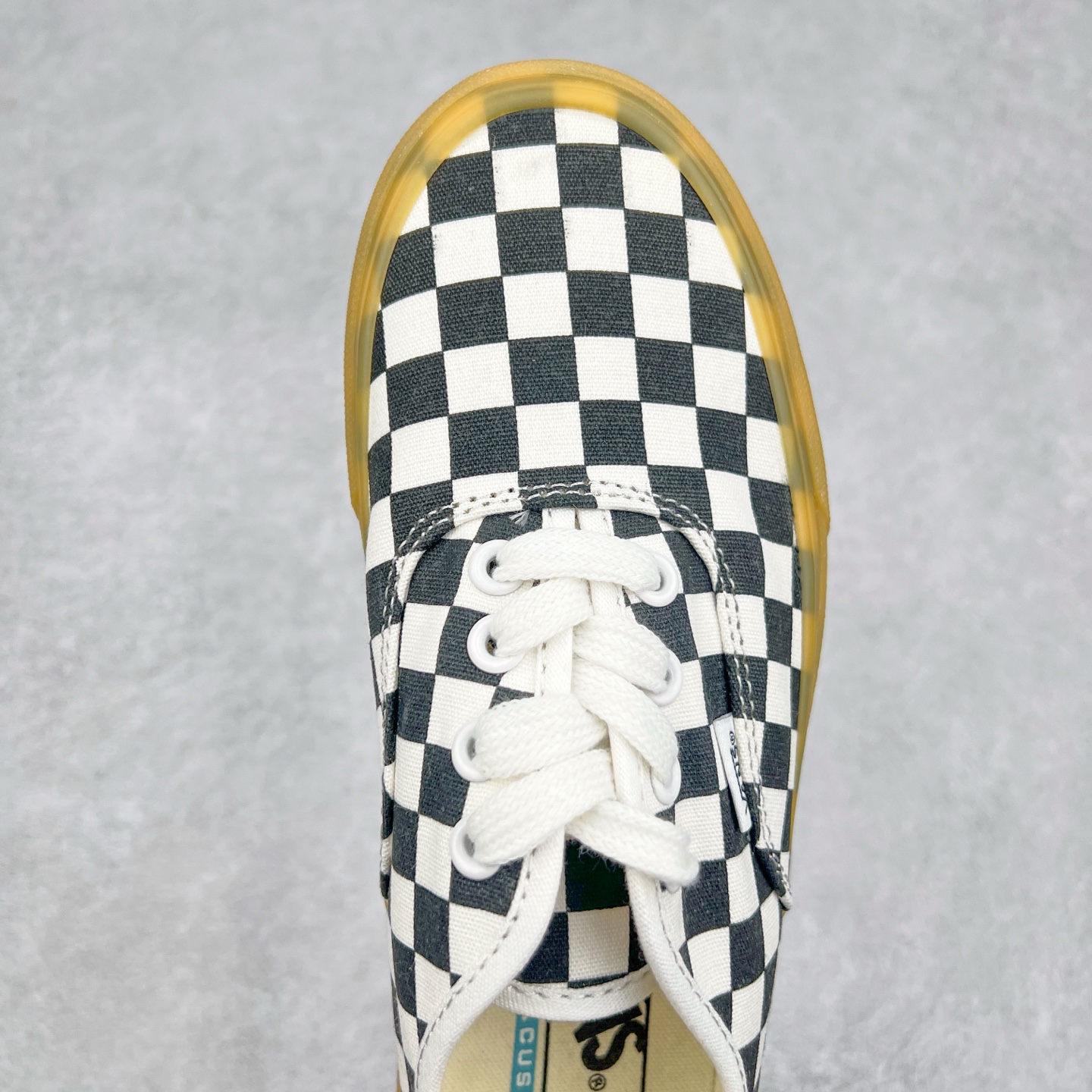 图片[4]-＃福利特价 Vans Authentic 棋盘格牛津生胶底 轻盈舒适 夏天适合穿的vans来啦‼ 经典棋盘格元素搭配质感更为轻盈的牛津生胶大底 解放厚重的脚感 后跟折痕车线的设计 可踩后跟秒变拖鞋 夏天出行的宝藏鞋款 尺码：35 36 36.5 37 38 38.5 39 40 40.5 41 42 42.5 43 44 硫化工艺：1：1（真标、原钢印、材质标、鞋型标、合格证）-选品中心