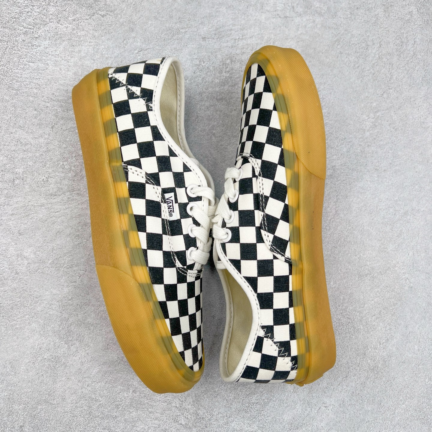 图片[3]-＃福利特价 Vans Authentic 棋盘格牛津生胶底 轻盈舒适 夏天适合穿的vans来啦‼ 经典棋盘格元素搭配质感更为轻盈的牛津生胶大底 解放厚重的脚感 后跟折痕车线的设计 可踩后跟秒变拖鞋 夏天出行的宝藏鞋款 尺码：35 36 36.5 37 38 38.5 39 40 40.5 41 42 42.5 43 44 硫化工艺：1：1（真标、原钢印、材质标、鞋型标、合格证）-选品中心