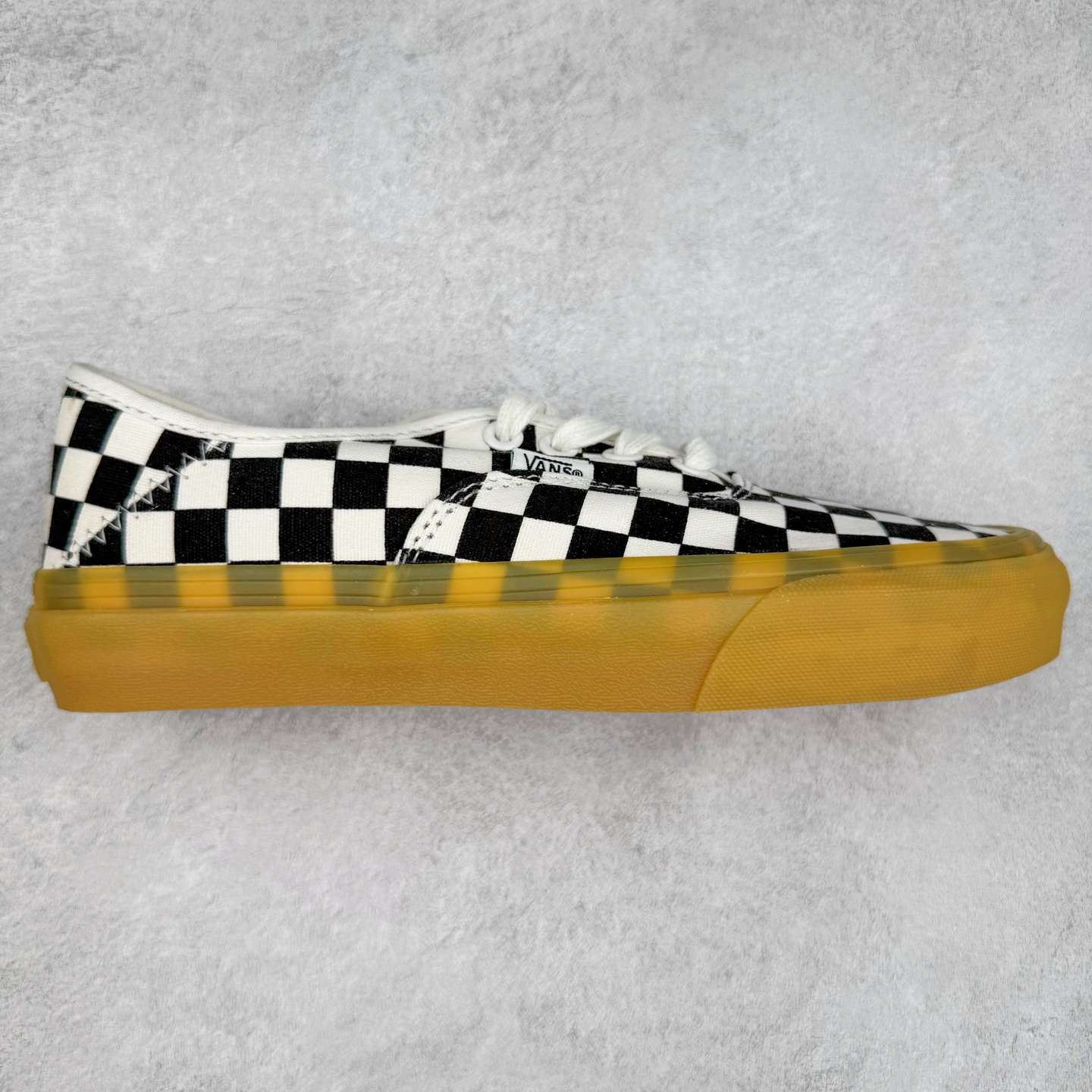 #福利特价 Vans Authentic 棋盘格牛津生胶底 轻盈舒适 夏天适合穿的vans来啦‼ 经典棋盘格元素搭配质感更为轻盈的牛津生胶大底 解放厚重的脚感 后跟折痕车线的设计 可踩后跟秒变拖鞋 夏天出行的宝藏鞋款 尺码:35 36 36.5 37 38 38.5 39 40 40.5 41 42 42.5 43 44 硫化工艺:1:1(真标、原钢印、材质标、鞋型标、合格证)-选品中心