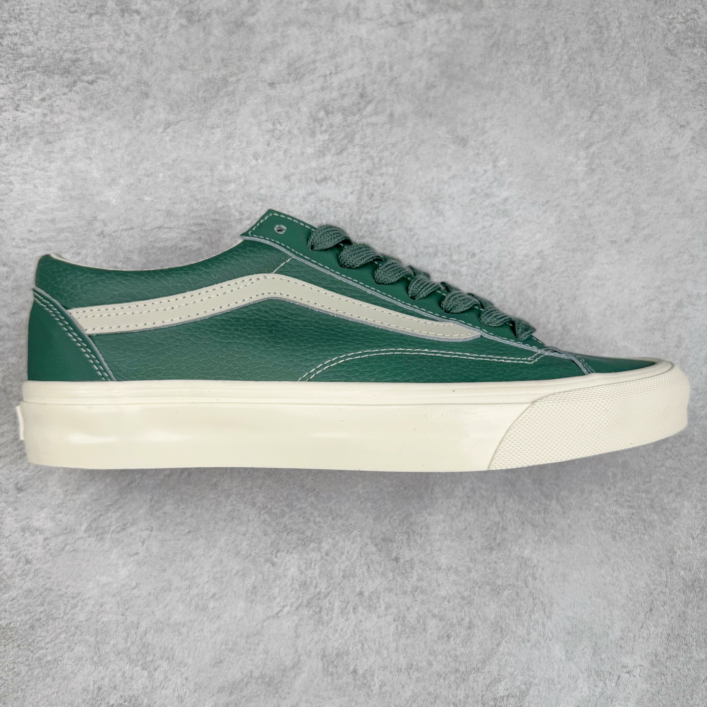 Vans Premium Old Skool 36 范斯官方 高端全皮质复古板鞋 经典Style 36 鞋型增强复古属性 从鞋型和贴合度方面重塑鞋款 全皮压纹材质质感拉满 缓震活动鞋垫使脚感更舒适 易搭配难出错 货号:VN000D57FRS 尺码:36 36.5 37 38 38.5 39 40 40.5 41 42 42.5 43 44-选品中心