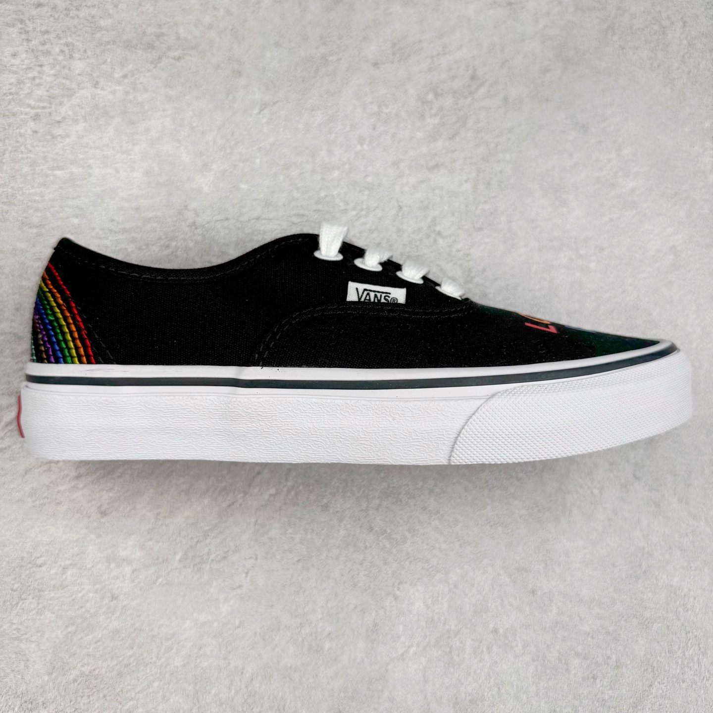 ＃福利特价 Vans Authentic 彩虹系列🌈 Vans Classics 推出的 \\\”Love Wins\\\” 系列，独特的彩虹设计呼应 Pride爱的主题，来传递 LGBTQ+ 文化。此款大量运用彩虹刺绣元素，鞋面绣有 \\\”Love is\\\” 不对称印花，鞋后跟处则绣满单线的彩色彩虹，彩虹条纹鞋垫更是点睛之笔，充满活力呼应主题。 尺码：35-45（36.5 38.5 40.5 42.5） 货号：VN000EE3RNC 工艺：硫化1：1（重量1：1、真标、原钢印、材质标、鞋型标、合格证)-选品中心