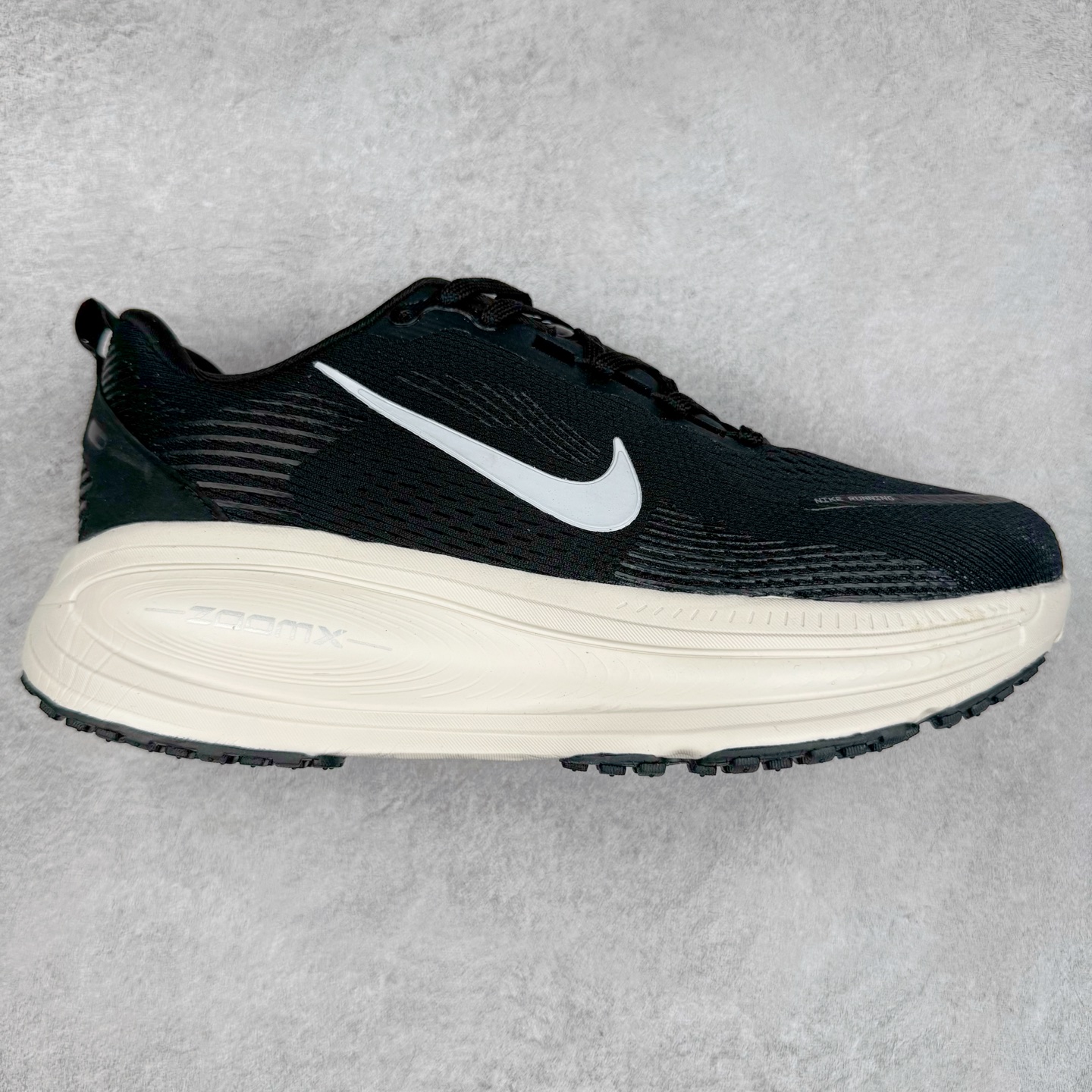 NK Air Zoom Vomero 18 轻便舒适公路跑步鞋 HM6803-818 质感柔软 弹力充沛 助力一路畅跑 乐享不停 厚实泡绵缔造舒适的回弹效果 铸就出色跑步表现 该鞋款轻盈透气 带你步入舒适新境界 疾速刺激感和非凡舒适脚感交织 定能让跑者在迈步间找到渴望已久的跑步乐趣 自如掌控跑步节奏、配速和里程 足底缓震配置赋予双足柔软舒适感受 助你一路畅跑 缓震设计 在双足触地时有助提供舒适脚感 搭载性能出众的 ZoomX 和 Cushlon 泡绵 营造柔软舒适脚感 助你稳稳迈步 基于跑者反馈 简化中底设计 带来出色舒适感 尺码：36 36.5 37.5 38 38.5 39 40 40.5 41 42 42.5 43 44 44.5 45-选品中心