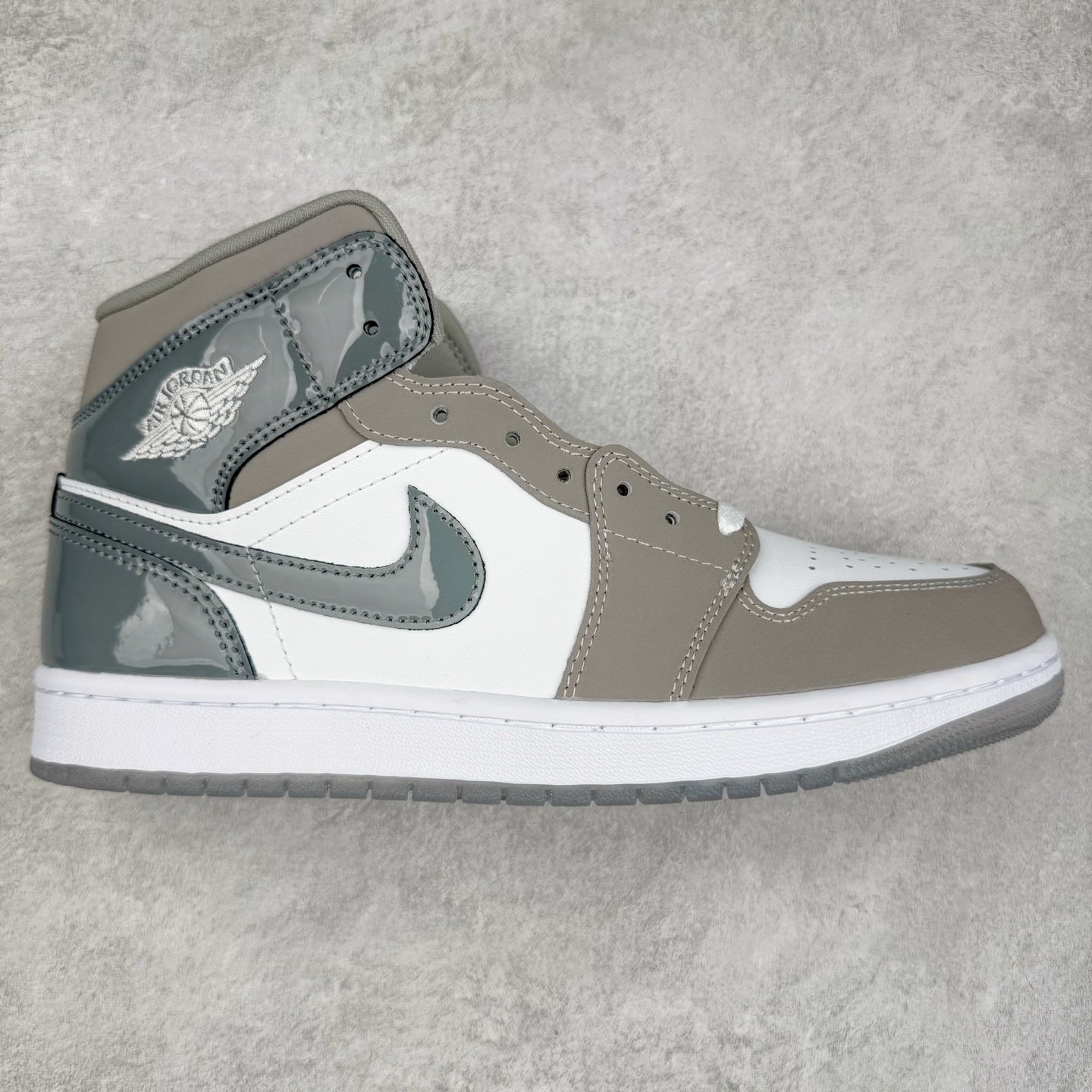 ＃DT纯原 Air Jordan AJ1 Mid 中帮 白灰 HF3216-100 终端优势供应 市面中低帮最具代表性版本没有之一 口碑大厂出品 品控大底版型不断改良更新 全套原纸板楦头开发 确保原汁原味 完美呈现版型 完美零毛边处理 原厂内置全掌气垫 价格定位良心 平台专用代工流水线出品 一眼公司既视感 拿到手的一瞬间就与众不同 碾压市面所有版本 全部原鞋开发 每一个配色都会采购原鞋确认细节 打破市面看图做货无好货之说 尺码：35.5 36 36.5 37.5 38 38.5 39 40 40.5 41 42 42.5 43 44 44.5 45 46-选品中心