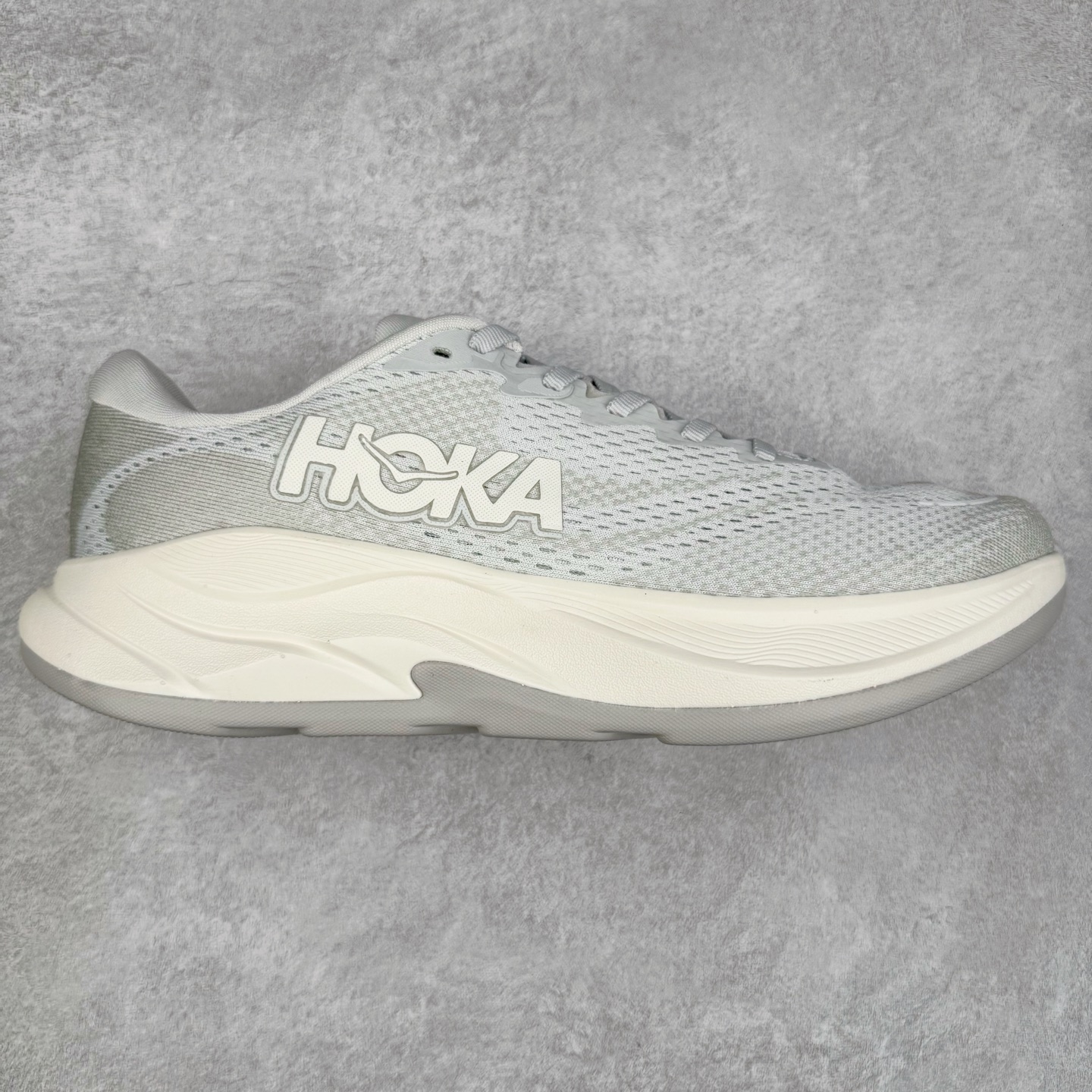 HOKA ONE ONE RINCON 4 舒适防滑耐磨低帮休闲跑步鞋 Rincon 4 是一款日常训练用的跑步鞋，踩上去的感觉很结实。它适合中短距离跑步，但如果您习惯于稍硬的感觉，也可以用于长距离跑步。但它的速度不够快，不能作为速度训练鞋，也不够柔软，不能作为恢复训练鞋，日常里程跑才是它的优势所在。如果您想尝试 Hoka 跑鞋，又想享受极具竞争力的价格，那就试试这款鞋吧。尺码：36 36.5 37.5 38 38.5 39 40 40.5 41 42 42.5 43 44 44.5 45-选品中心