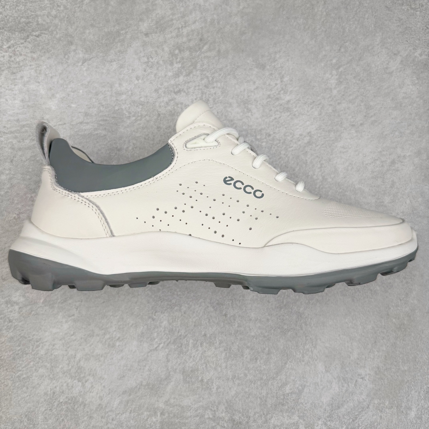 ECCO爱步新款户外鞋缓震耐磨越野跑鞋男健步BIOMC系列 鞋面采用臻选牛皮,质感丰富 脚感柔软舒适贴合的穿着体验 直接注塑工艺连接鞋面与鞋底 一体成型,合脚稳固 自然律动科技,符合人体工学鞋楦 贴近足部天然形态 橡胶外底,适应多种地形,提供强劲抓地力与耐磨性 灵活稳定 越野无束 尺码:38 39 40 41 42 43 44 (皮鞋码)-选品中心