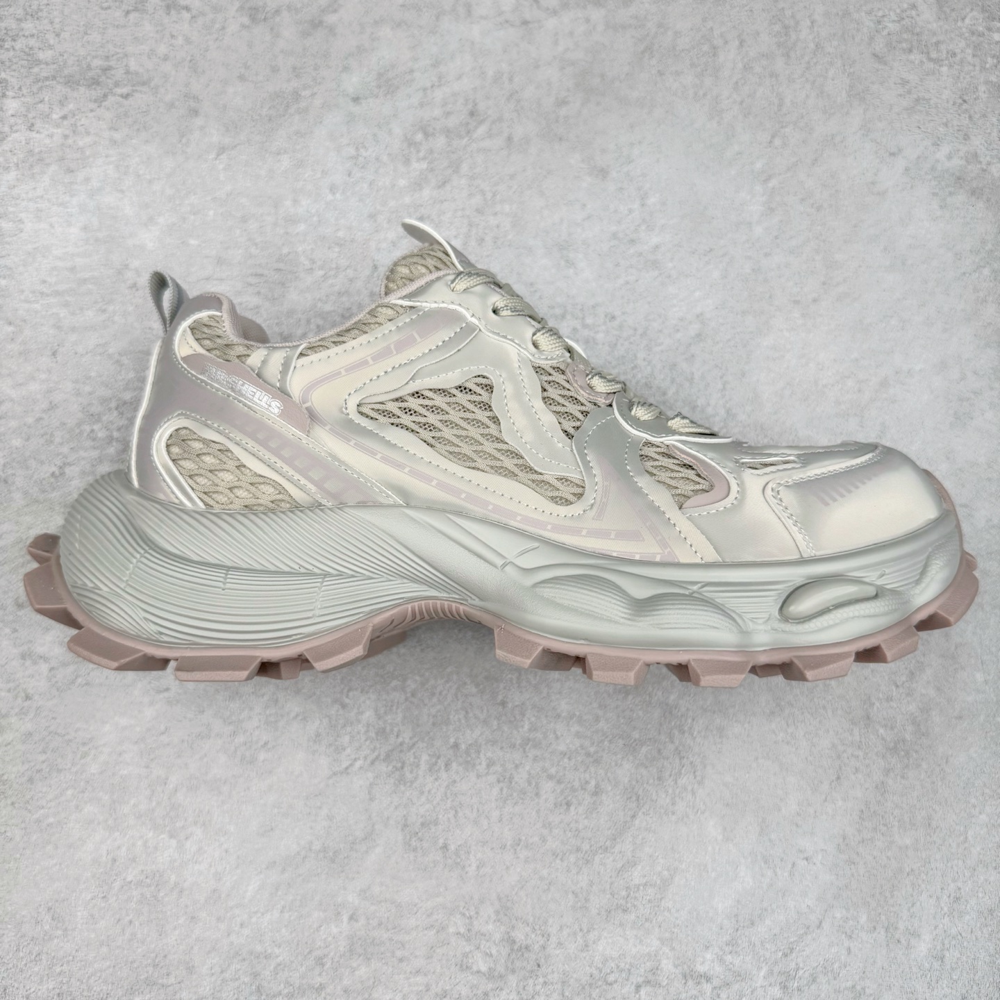 GG-CC Chunky Low休闲时尚运动厚底增高老爹鞋系列 广东大厂出品 完美细节 25ss春季新款厚底增高 大长腿 时髦look轻松定格 不费力展现率性氛围 高档银盒 酷帅机能风不规则设计大底 双鞋带拼色造型设计 轻便舒适百搭 GGcc厚底增高不管怎么搭都好看~ 尺码:35 36 37 38 39 40-选品中心