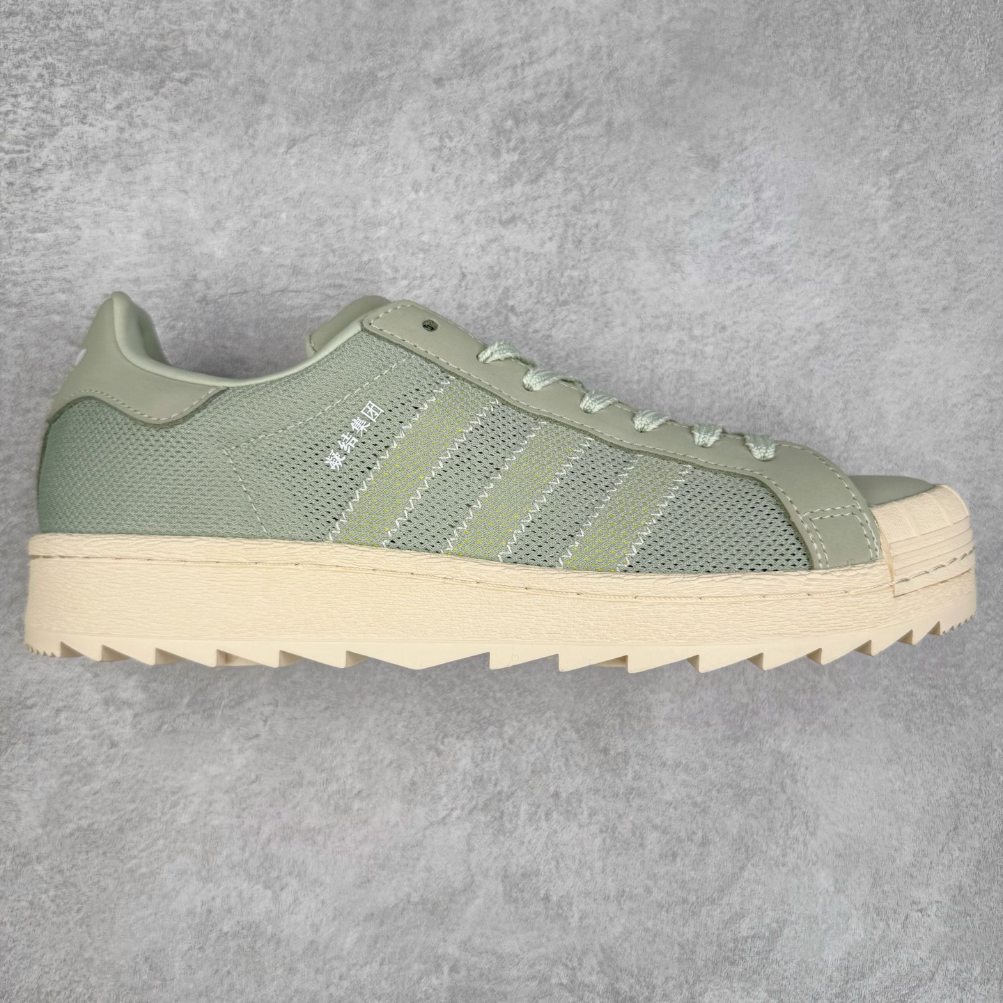 NBHD/NEIGHBORHOOD x CLOT x Adidas Originals Superstar PNS 贝壳头联名 锯齿底系列低帮百搭休闲运动板鞋 IH3643 AD Originals与陈冠希正式宣布成为全球合作伙伴，共同打造 Originals by Edison Chen系列。这一重要联合将开启重新定义创新精神和塑造文化传承的新时代。全球生活方式品牌CLOT迎来了成立20周年，陈冠希作为创始人兼创意总监，年轻时从温哥华移居香港，这段经历让他感受到了东西方文化的碰撞，拥有丰富的视角使他对东西方多元化有了更加深入的认识，并为创立CLOT打下了坚实的基础。对于此次合作，陈冠希凭借着他的思维视野和创意能力，结合adidas丰富的档案和历史，推出了一系列独家合作款式。CLOT 2024年春夏系列时装秀以“承前启后”为主题展开，寓意着品牌致力于培养新秀，延续以国际视野呈现中华文化，并将其创作带到全球的承诺。为进一步加强创意理念，CLOT创始人兼创意总监陈冠希特别邀请了著名时装设计师Humberto Leon，共同设计了本季度系列。该系列围绕三种截然不同的风格进行探索，包括正式、富有生活感和街头风格的服饰，呈现出既可以分别探索又能将三者融合的系列。其中还包括了adidas与陈冠希携手NEIGHBORHOOD共同推出的NEIGHBORHOOD CLOT SUPERSTAR BY EDISON CHEN三方联名鞋款，经过重新设计的标志性SUPERSTAR运动鞋以齿状鞋底和仿旧处理的半贝壳头结合形成独特的轮廓，鞋面网布下有反光装饰的三条纹细节，后跟部分同样点缀着带有反光装饰效果的“凝结集团”标志。adidas Originals by Edison Chen系列旨在体现品牌与陈冠希对创新精神的共同愿景。尺码：36 36⅔ 37⅓ 38 38⅔ 39⅓ 40 40⅔ 41⅓ 42 42⅔ 43⅓ 44 44⅔ 45-选品中心