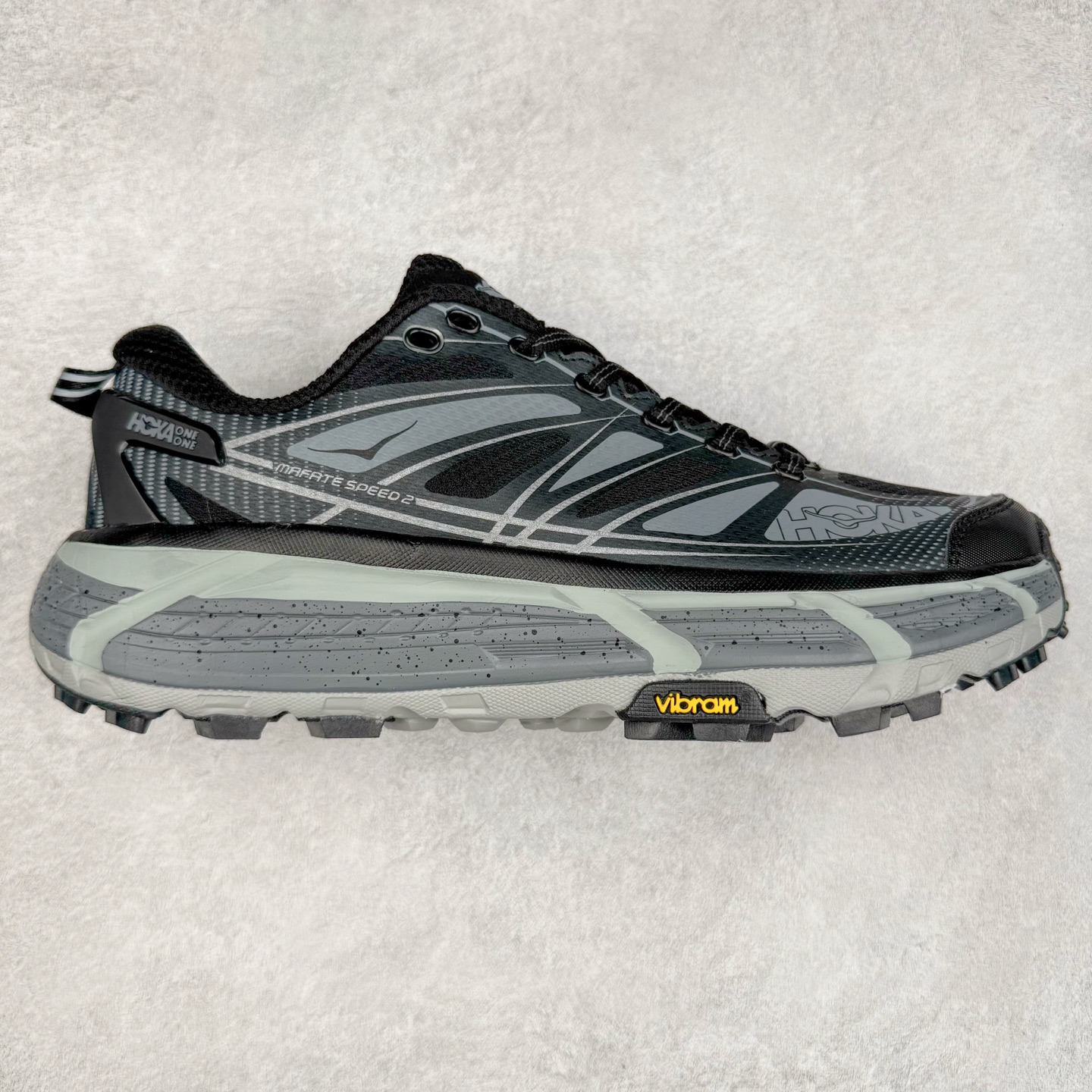 HOKA ONE ONE Mafate Speed 2 Low 玛法特2代系列低帮轻量户外越野休闲运动慢跑鞋 HOKA ONE ONE 最近推出了一个胶囊系列 Origin Story 这个系列里的 Mafate Speed 2 可以说让我日思夜想有一阵子了 最近终于拔草 让我来分享一下这双也是上脚赞到爆的越野跑鞋吧 以阿尔卑斯山脉作为主题将亮黄色与蓝色调覆盖在这经典轮廓之上 配色的呈现效果相当亮眼 以至于很多人买这个配色是用来日常搭配的 鞋面采用超轻的无缝架构 轻薄的TPU贴在透气的鞋面材料上 减轻重量同时也保证了支撑性 鞋底则采用滚动平衡技术 引导跑者回归自然步态 祖传的神奇EVA材质中底依旧是一如既往地表现优秀 能提供充足的缓震 作为HOKA家的越野跑鞋 VIBRAM 橡胶大底也是必不可少的 即便在复杂湿滑的地形 依旧能有良好的抓地力及稳定性 鞋带采用了弹性不易松脱的扁宽弹性鞋带 前掌与中掌部分也进行了加宽 也更加适合亚洲人的脚型 是一款十分全面且足够强悍的户外硬核越野鞋 而这双极其亮眼的越野跑鞋恰好又是在江山一百中参赛的UTMB冠军 Ludovic POMMERET 夺冠时穿着的战靴 这就让它变得更加有吸引力了 用来日常搭配的话短裤是基本不挑 长裤我个人推荐阔腿裤 工装裤以及各种长筒牛仔裤都可以 尺码：36 36.5 37.5 38 38.5 39 40 40.5 41 42 42.5 43 44 44.5 45-选品中心