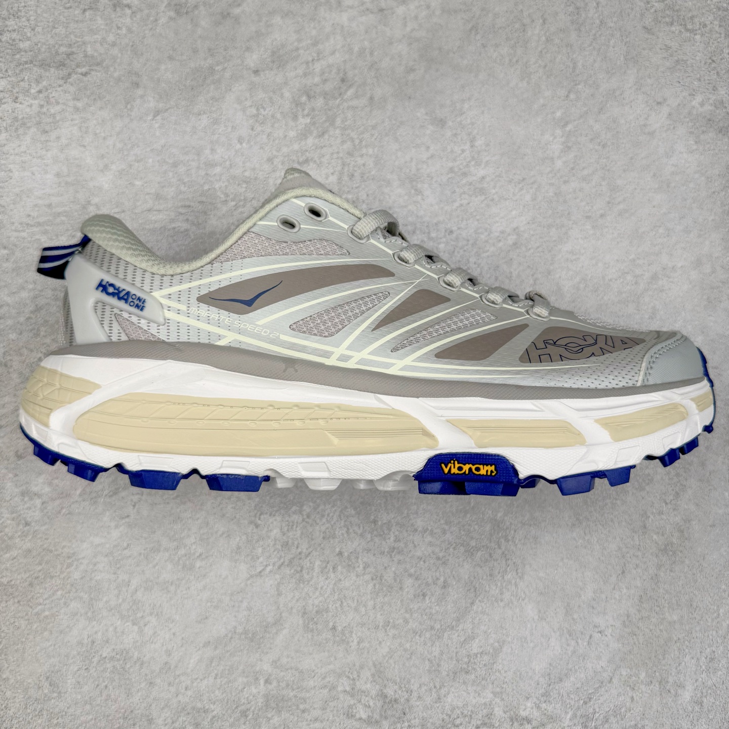 HOKA ONE ONE Mafate Speed 2 Low 玛法特2代系列低帮轻量户外越野休闲运动慢跑鞋 HOKA ONE ONE 最近推出了一个胶囊系列 Origin Story 这个系列里的 Mafate Speed 2 可以说让我日思夜想有一阵子了 最近终于拔草 让我来分享一下这双也是上脚赞到爆的越野跑鞋吧 以阿尔卑斯山脉作为主题将亮黄色与蓝色调覆盖在这经典轮廓之上 配色的呈现效果相当亮眼 以至于很多人买这个配色是用来日常搭配的 鞋面采用超轻的无缝架构 轻薄的TPU贴在透气的鞋面材料上 减轻重量同时也保证了支撑性 鞋底则采用滚动平衡技术 引导跑者回归自然步态 祖传的神奇EVA材质中底依旧是一如既往地表现优秀 能提供充足的缓震 作为HOKA家的越野跑鞋 VIBRAM 橡胶大底也是必不可少的 即便在复杂湿滑的地形 依旧能有良好的抓地力及稳定性 鞋带采用了弹性不易松脱的扁宽弹性鞋带 前掌与中掌部分也进行了加宽 也更加适合亚洲人的脚型 是一款十分全面且足够强悍的户外硬核越野鞋 而这双极其亮眼的越野跑鞋恰好又是在江山一百中参赛的UTMB冠军 Ludovic POMMERET 夺冠时穿着的战靴 这就让它变得更加有吸引力了 用来日常搭配的话短裤是基本不挑 长裤我个人推荐阔腿裤 工装裤以及各种长筒牛仔裤都可以 尺码：36 36.5 37.5 38 38.5 39 40 40.5 41 42 42.5 43 44 44.5 45-选品中心