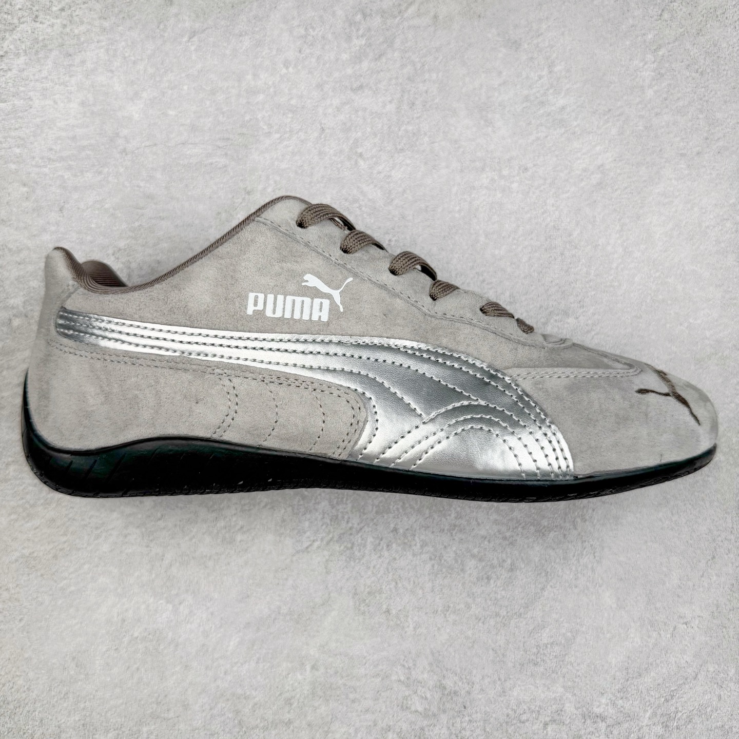 ＃TG特价福利 PUMA Speedca OG 彪马极速赛车系列低帮德训风拼接复古百搭休闲运动赛车鞋 鞋款从80、90年代赛车手所穿的防火赛车鞋为原型，鞋身线条模仿了赛车的流线廓形，体现了空气动力学原理的结构。简约流畅的外观，恰好又和贯穿其中的Formstrip Logo融合恰到好处，视觉上细节丰富且协调。本次Speedcat OG鞋款归来，最大看点自然式保留了窄版鞋型以及薄底构造。这两年各品牌鞋底越做越厚，Speedcat反其道而行之，上脚几乎无鞋底的效果带来耳目一新的视觉体验。鞋面依旧是以质感细腻的麂皮材质打造，并且大面积近乎全包裹的使用，复古味道也愈发浓烈。配色上更是将最原始的黑色和红色带回，向F1赛车队的标志性队服致敬。相信让各位一眼种草的更多是出挑的大红色，上脚即可瞬间点亮整体造型，在以球鞋为核心的OOTD中脱颖而出。而另一款黑色则是低调的万金油，彰显新潮个性的同时又不喧宾夺主，也是热爱简约系穿搭朋友的首选。 尺码：35.5 36 37 37.5 38 38.5 39 40 40.5 41 42 42.5 43 44 44.5 45-选品中心