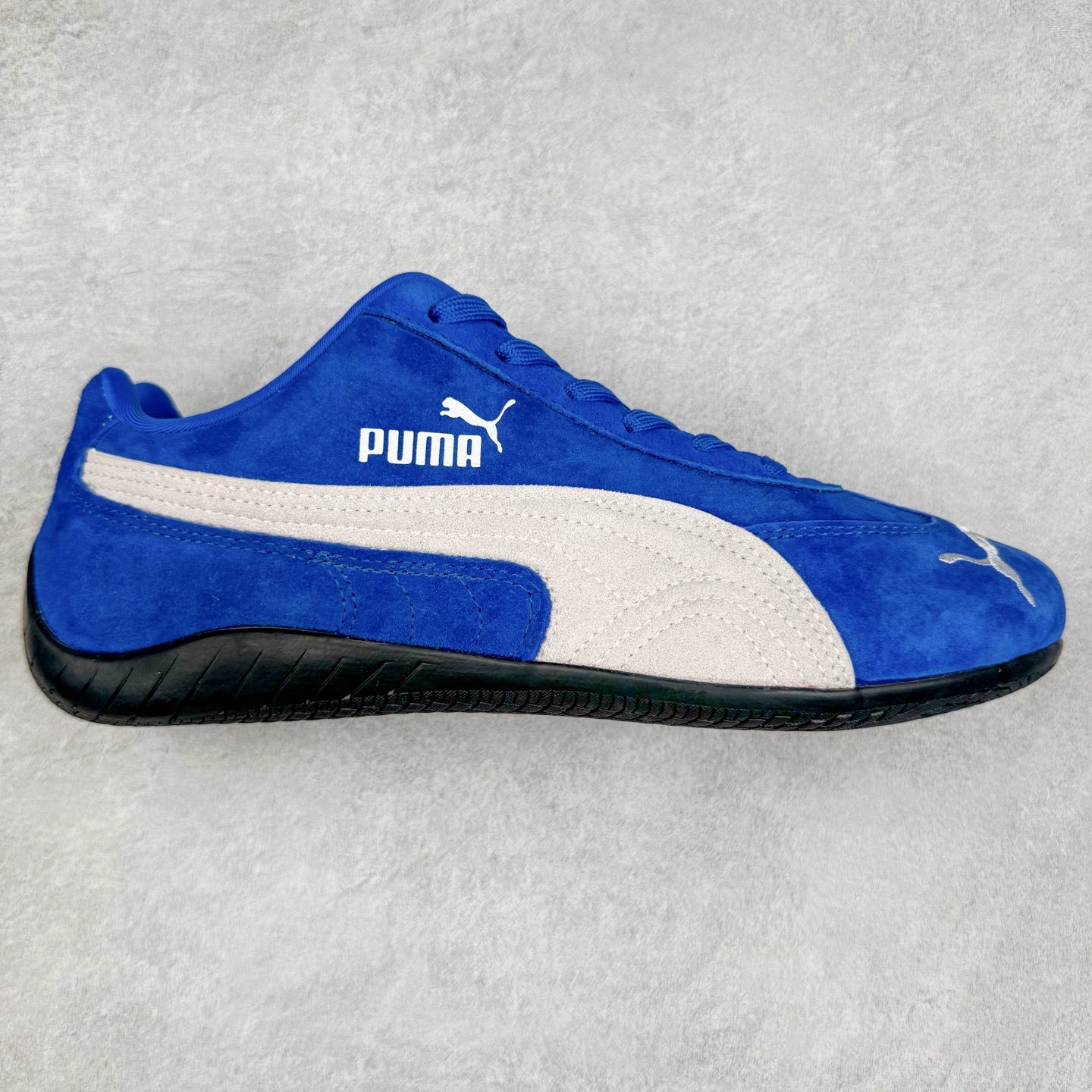 ＃TG特价福利 PUMA Speedca OG 彪马极速赛车系列低帮德训风拼接复古百搭休闲运动赛车鞋 鞋款从80、90年代赛车手所穿的防火赛车鞋为原型，鞋身线条模仿了赛车的流线廓形，体现了空气动力学原理的结构。简约流畅的外观，恰好又和贯穿其中的Formstrip Logo融合恰到好处，视觉上细节丰富且协调。本次Speedcat OG鞋款归来，最大看点自然式保留了窄版鞋型以及薄底构造。这两年各品牌鞋底越做越厚，Speedcat反其道而行之，上脚几乎无鞋底的效果带来耳目一新的视觉体验。鞋面依旧是以质感细腻的麂皮材质打造，并且大面积近乎全包裹的使用，复古味道也愈发浓烈。配色上更是将最原始的黑色和红色带回，向F1赛车队的标志性队服致敬。相信让各位一眼种草的更多是出挑的大红色，上脚即可瞬间点亮整体造型，在以球鞋为核心的OOTD中脱颖而出。而另一款黑色则是低调的万金油，彰显新潮个性的同时又不喧宾夺主，也是热爱简约系穿搭朋友的首选。 尺码：35.5 36 37 37.5 38 38.5 39 40 40.5 41 42 42.5 43 44 44.5 45-选品中心