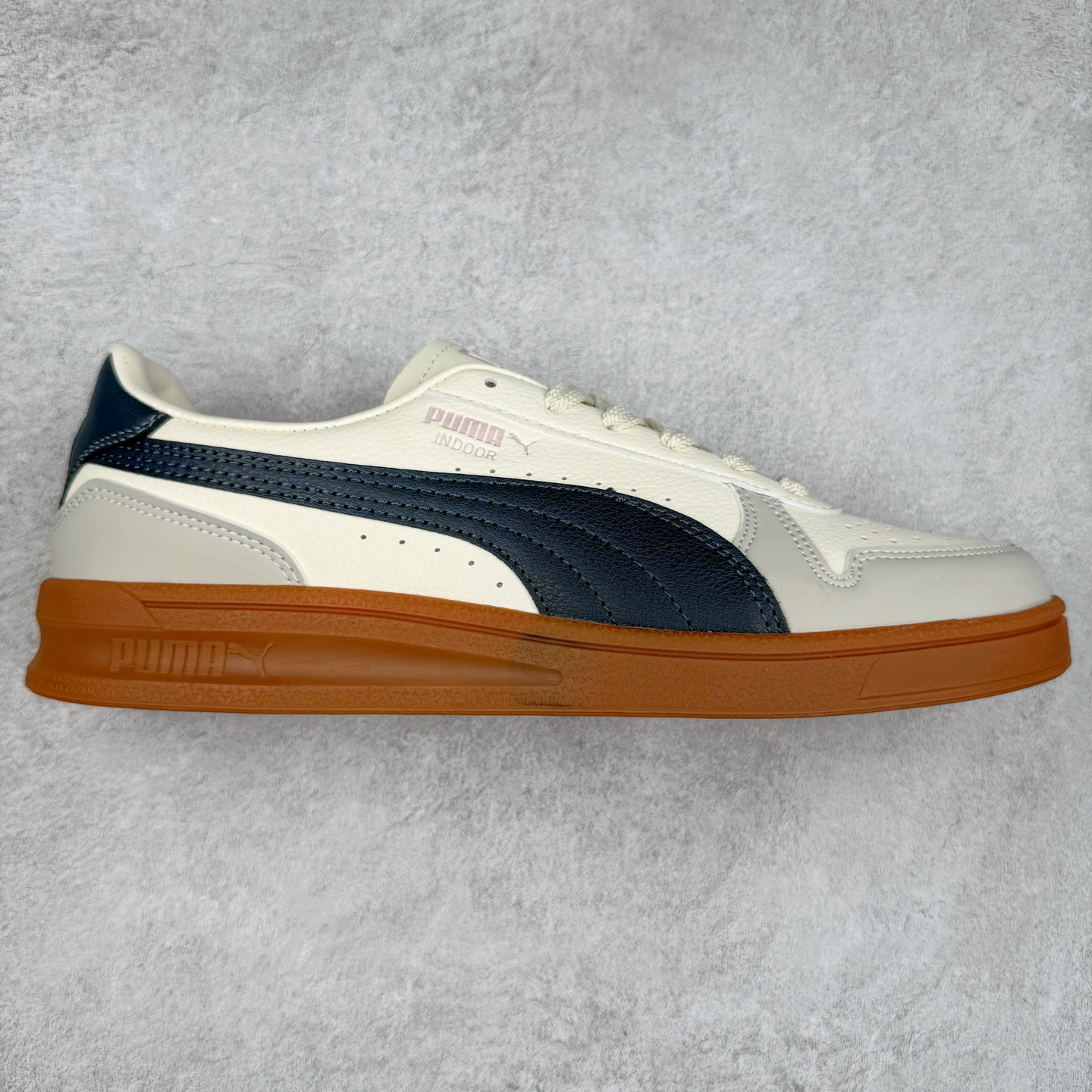 PUMA INDOOR OG 彪马舒适轻盈防滑耐磨 低帮板鞋 实拍调校N版已经零色差零失真 百分百还原实物色彩所见即所得 不存在货不对板色差等低级问题 选购参考实物拍摄 不混卖不参货 只用心做好货严格选品 承诺混一赔十 尺码:36 36.5 37.5 38 38.5 39 40 40.5 41 42 42.5 43 44 44.5 45-选品中心