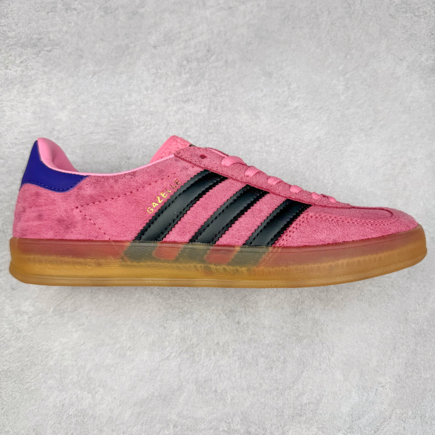 ＃纯原福利 AD Original Gazelle Indoor Trainers 瞪羚室内鞋系列低帮复古百搭休闲运动德训风板鞋 高端零售特供批次 原厂定制长毛翻毛皮组合环保纤维革鞋面材质 内置环保海玻璃鞋垫 外置RB橡胶大底 产品品控稳定性领先行业 原厂全套原楦原纸板冲刀磨具开发 原厂皮料加持 原厂港宝加持定型后跟R度完美 将复古进行到底 简约流畅 三十年不变经典 这款Gazelle运动鞋 无论面料、配色、质感或设计 都只在重现其1991年原款的经典 皮革鞋面 撞色三条纹和鞋跟标的设计 力求呈现90年代的经典复古风潮 Samba火热的同时 也带动了其它的复古鞋型 Gazelle便是其中一只 Gazelle Indoor拥有包边更宽的T字型鞋头 更好的保护运动员的前掌 浓浓的复古氛围感 非常适合现在流行的Cleanfit风格 尺码：36 36⅔ 37⅓ 38 38⅔ 39⅓ 40 40⅔ 41⅓ 42 42⅔ 43⅓ 44 44⅔-选品中心