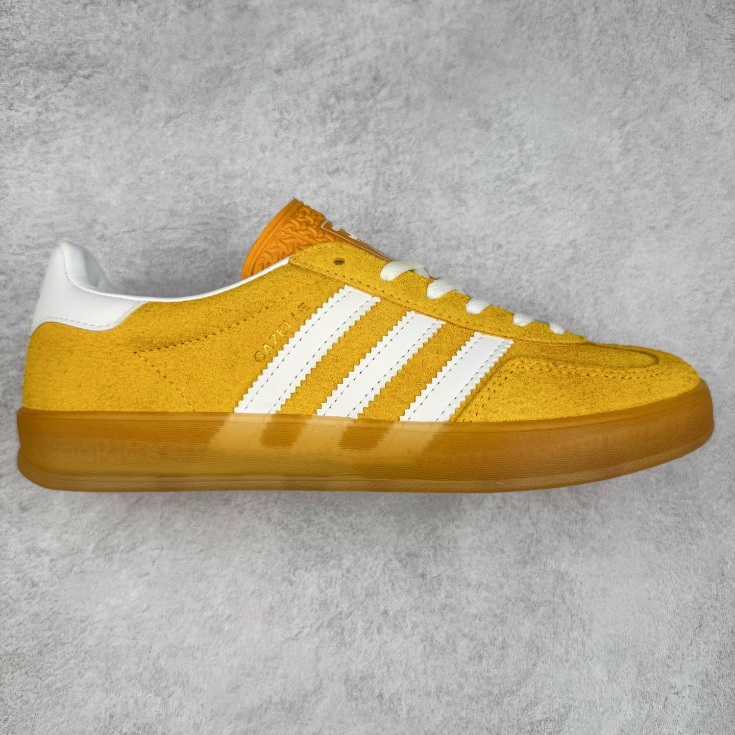 ＃纯原福利 AD Original Gazelle Indoor Trainers 瞪羚室内鞋系列低帮复古百搭休闲运动德训风板鞋 高端零售特供批次 原厂定制长毛翻毛皮组合环保纤维革鞋面材质 内置环保海玻璃鞋垫 外置RB橡胶大底 产品品控稳定性领先行业 原厂全套原楦原纸板冲刀磨具开发 原厂皮料加持 原厂港宝加持定型后跟R度完美 将复古进行到底 简约流畅 三十年不变经典 这款Gazelle运动鞋 无论面料、配色、质感或设计 都只在重现其1991年原款的经典 皮革鞋面 撞色三条纹和鞋跟标的设计 力求呈现90年代的经典复古风潮 Samba火热的同时 也带动了其它的复古鞋型 Gazelle便是其中一只 Gazelle Indoor拥有包边更宽的T字型鞋头 更好的保护运动员的前掌 浓浓的复古氛围感 非常适合现在流行的Cleanfit风格 尺码：36 36⅔ 37⅓ 38 38⅔ 39⅓ 40 40⅔ 41⅓ 42 42⅔ 43⅓ 44 44⅔-选品中心