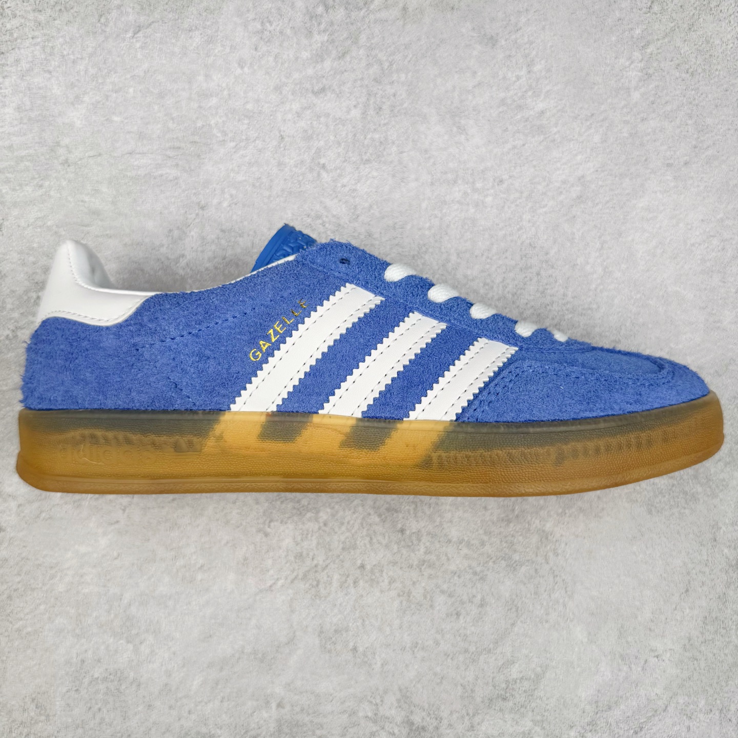 ＃纯原福利 AD Original Gazelle Indoor Trainers 瞪羚室内鞋系列低帮复古百搭休闲运动德训风板鞋 高端零售特供批次 原厂定制长毛翻毛皮组合环保纤维革鞋面材质 内置环保海玻璃鞋垫 外置RB橡胶大底 产品品控稳定性领先行业 原厂全套原楦原纸板冲刀磨具开发 原厂皮料加持 原厂港宝加持定型后跟R度完美 将复古进行到底 简约流畅 三十年不变经典 这款Gazelle运动鞋 无论面料、配色、质感或设计 都只在重现其1991年原款的经典 皮革鞋面 撞色三条纹和鞋跟标的设计 力求呈现90年代的经典复古风潮 Samba火热的同时 也带动了其它的复古鞋型 Gazelle便是其中一只 Gazelle Indoor拥有包边更宽的T字型鞋头 更好的保护运动员的前掌 浓浓的复古氛围感 非常适合现在流行的Cleanfit风格 尺码：36 36⅔ 37⅓ 38 38⅔ 39⅓ 40 40⅔ 41⅓ 42 42⅔ 43⅓ 44 44⅔-选品中心