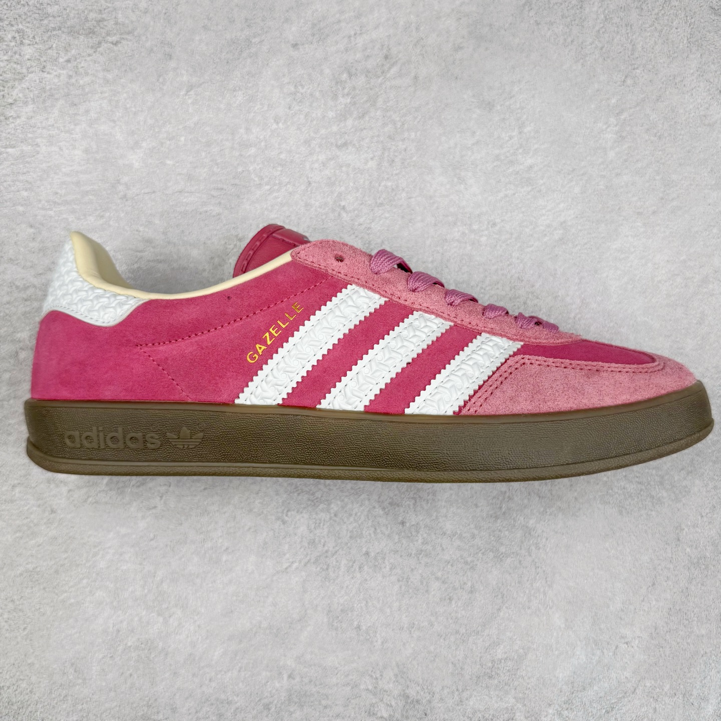 ＃纯原福利 AD Original Gazelle Indoor Trainers 瞪羚室内鞋系列低帮复古百搭休闲运动德训风板鞋 高端零售特供批次 原厂定制长毛翻毛皮组合环保纤维革鞋面材质 内置环保海玻璃鞋垫 外置RB橡胶大底 产品品控稳定性领先行业 原厂全套原楦原纸板冲刀磨具开发 原厂皮料加持 原厂港宝加持定型后跟R度完美 将复古进行到底 简约流畅 三十年不变经典 这款Gazelle运动鞋 无论面料、配色、质感或设计 都只在重现其1991年原款的经典 皮革鞋面 撞色三条纹和鞋跟标的设计 力求呈现90年代的经典复古风潮 Samba火热的同时 也带动了其它的复古鞋型 Gazelle便是其中一只 Gazelle Indoor拥有包边更宽的T字型鞋头 更好的保护运动员的前掌 浓浓的复古氛围感 非常适合现在流行的Cleanfit风格 尺码：36 36⅔ 37⅓ 38 38⅔ 39⅓ 40 40⅔ 41⅓ 42 42⅔ 43⅓ 44 44⅔-选品中心