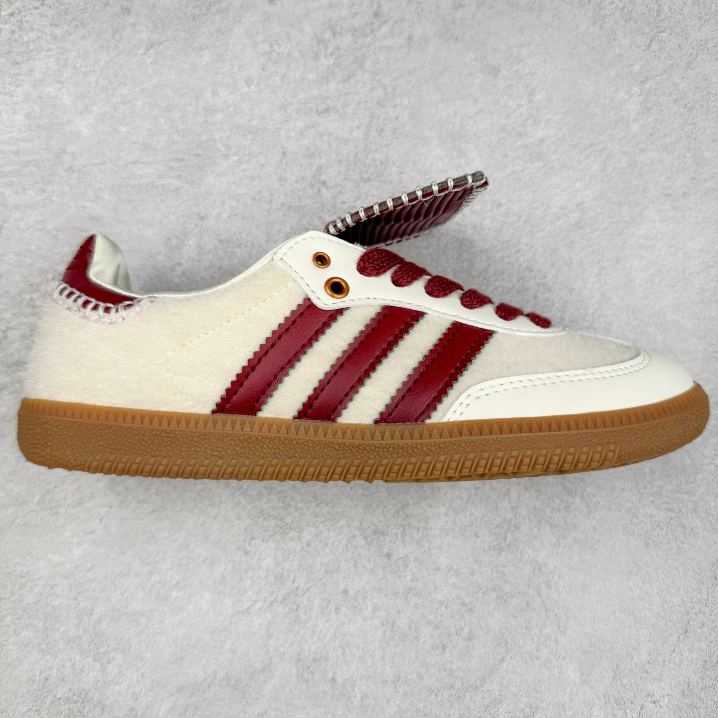 ＃纯原福利 Wales Bonner x AD Originals Samba Classic 桑巴舞系列绅士德训足球风百搭低帮休闲运动板鞋 ID0217 伦敦时装品牌 Wales Bonner 携手Originals 打造 2022 最新春夏联名系列。本次为双方的第四度合作，灵感汲取了设计师 Grace Wales Bonner 对于 70、80 年代 Burkina Faso 音乐、摄影方面的研究，选择 Country 与 Samba 两双经典鞋款进行打造。随着 SAMBA 热风的不断席卷，不少品牌与 adidas Originals 的例行合作款式也逐渐受人关注。目前已经曝光两款全新合作鞋款的 Wales Bonner 如今再度曝光一款全新配色 SAMBA 联名。此次合作款式主打亮银反光配色，丝线编织三道杠以及加长鞋舌设计，想必穿着起来回头率也是不低！尺码：35⅔ 36 36⅔ 37⅓ 38 38⅔ 39⅓ 40 40⅔ 41⅓ 42 42⅔ 43⅓ 44 44⅔ 45-选品中心