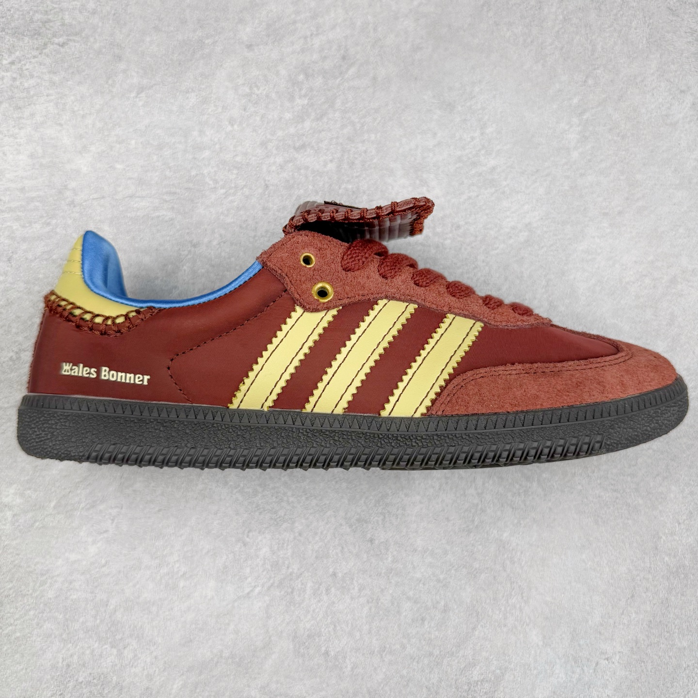 ＃纯原福利 Wales Bonner x AD Originals Samba Classic 桑巴舞系列绅士德训足球风百搭低帮休闲运动板鞋 ID0217 伦敦时装品牌 Wales Bonner 携手Originals 打造 2022 最新春夏联名系列。本次为双方的第四度合作，灵感汲取了设计师 Grace Wales Bonner 对于 70、80 年代 Burkina Faso 音乐、摄影方面的研究，选择 Country 与 Samba 两双经典鞋款进行打造。随着 SAMBA 热风的不断席卷，不少品牌与 adidas Originals 的例行合作款式也逐渐受人关注。目前已经曝光两款全新合作鞋款的 Wales Bonner 如今再度曝光一款全新配色 SAMBA 联名。此次合作款式主打亮银反光配色，丝线编织三道杠以及加长鞋舌设计，想必穿着起来回头率也是不低！尺码：35⅔ 36 36⅔ 37⅓ 38 38⅔ 39⅓ 40 40⅔ 41⅓ 42 42⅔ 43⅓ 44 44⅔ 45-选品中心