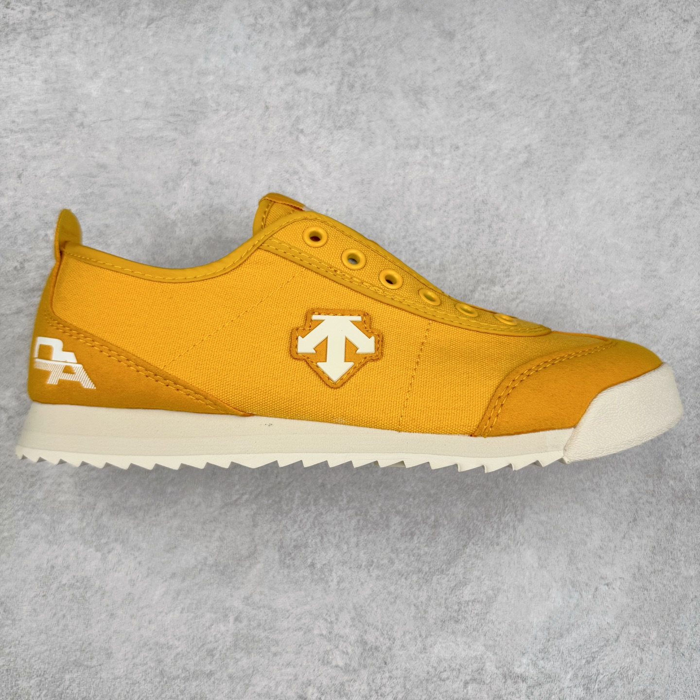 DESCENTE Sport Style Chron Racer迪桑特舒适百搭防滑耐磨低帮生活休闲鞋 是一款集复古与现代于一体的低帮跑步鞋 简洁的牛皮鞋面不仅彰显出时尚的质感 还适用于多种场合的穿搭 这款鞋子的透气性能极佳 轻质弹性鞋底则提供了良好的舒适度和耐磨性 使你在行走或跑步时都能感受到脚底的柔软与支撑 尺码：36 36.5 37.5 38 38.5 39 40 40.5 41 42 42.5 43 44 44.5 45-选品中心