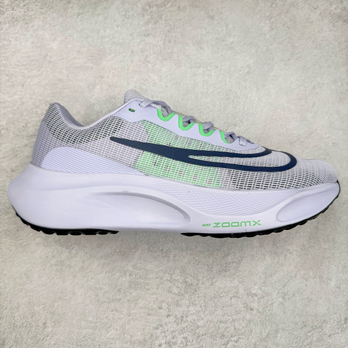 ＃特价福利 NK Zoom Fly 5 飞行5代马拉松系列低帮透气休闲运动慢跑鞋 NK旗下跑鞋阵容持续迎来新成员 今回正式登场的鞋型为 Zoom Fly 5 全鞋大量采用回收材料制成 鞋面搭载创新 Flyknit 技术打造的编织网眼 同时考量了舒适、性能与可持续性 采用大型 ZoomX 中底与 Swoosh 徽标注入等变化 鞋侧还有「Push Limits + Break Barriers」字样叙述 尺码：36 36.5 37.5 38 38.5 39 40 40.5 41 42 42.5 43 44 44.5 45-选品中心