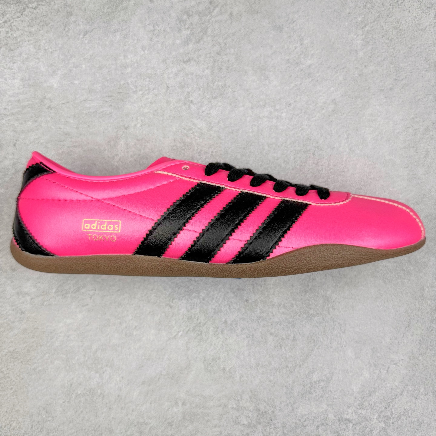 AD Originals Tokyo 东京限定系列复古百搭薄底德训风低帮休闲运动T头鞋 JQ3025 ORIGINALS 挖掘复古运动基因，文 将经典与现代完美融合，推出薄底鞋系列，引起潮流趋势。此次COSTS带来的是ADIDAS ORIGINALS TOKYO系列黑白两款百搭配色，鞋款鞋面舒适贴合脚面， 同时采用柔软材质，穿着轻便舒适；中底缓震性能，鞋底有一定弹性，日常穿搭舒适且防滑。尺码：35⅔ 36 36⅔ 37⅓ 38 38⅔ 39⅓ 40 40⅔ 41⅓ 42 42⅔ 43⅓ 44 45-选品中心