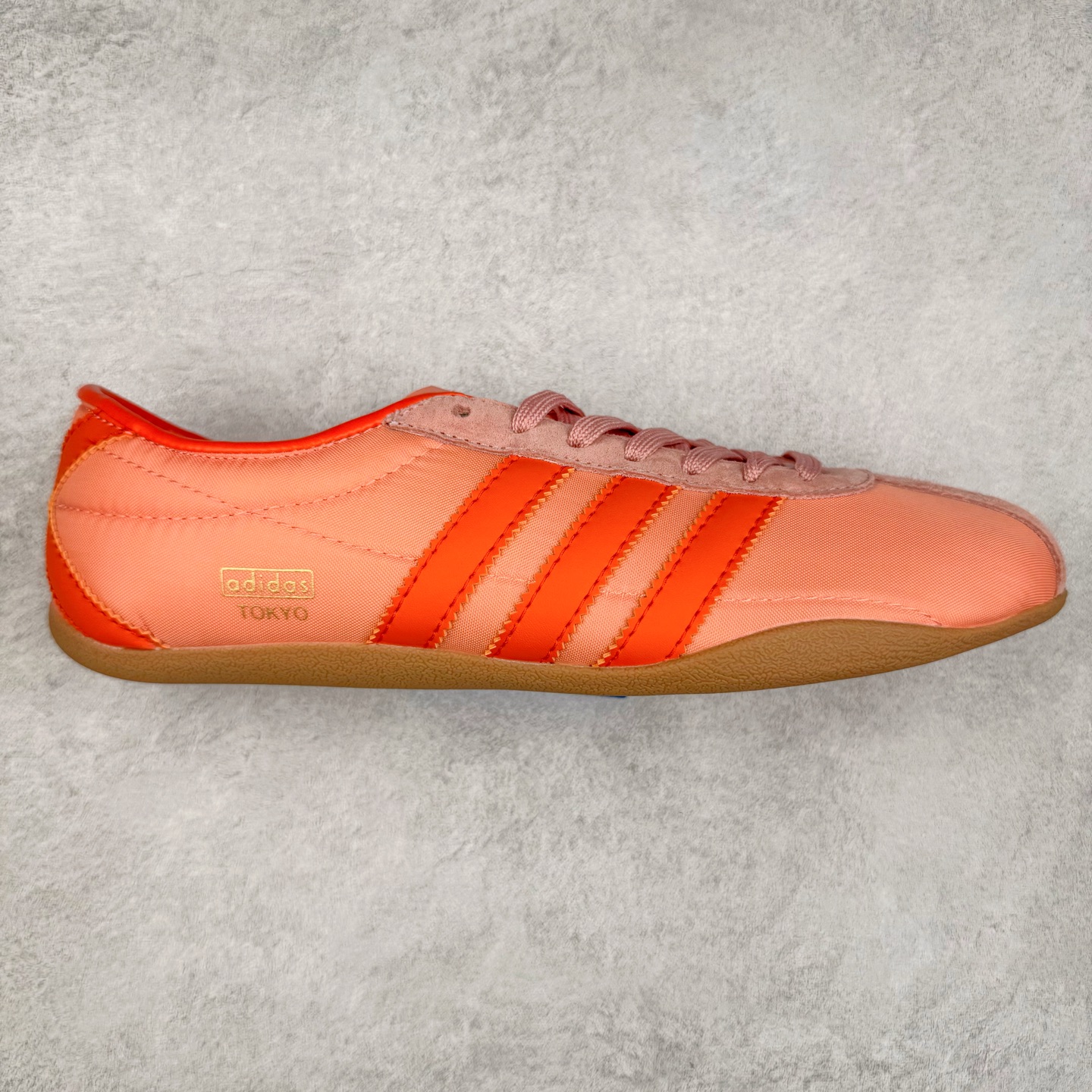 AD Originals Tokyo 东京限定系列复古百搭薄底德训风低帮休闲运动T头鞋 JI3297 ORIGINALS 挖掘复古运动基因，文 将经典与现代完美融合，推出薄底鞋系列，引起潮流趋势。此次COSTS带来的是ADIDAS ORIGINALS TOKYO系列黑白两款百搭配色，鞋款鞋面舒适贴合脚面， 同时采用柔软材质，穿着轻便舒适；中底缓震性能，鞋底有一定弹性，日常穿搭舒适且防滑。尺码：35⅔ 36 36⅔ 37⅓ 38 38⅔ 39⅓ 40 40⅔ 41⅓ 42 42⅔ 43⅓ 44 45-选品中心