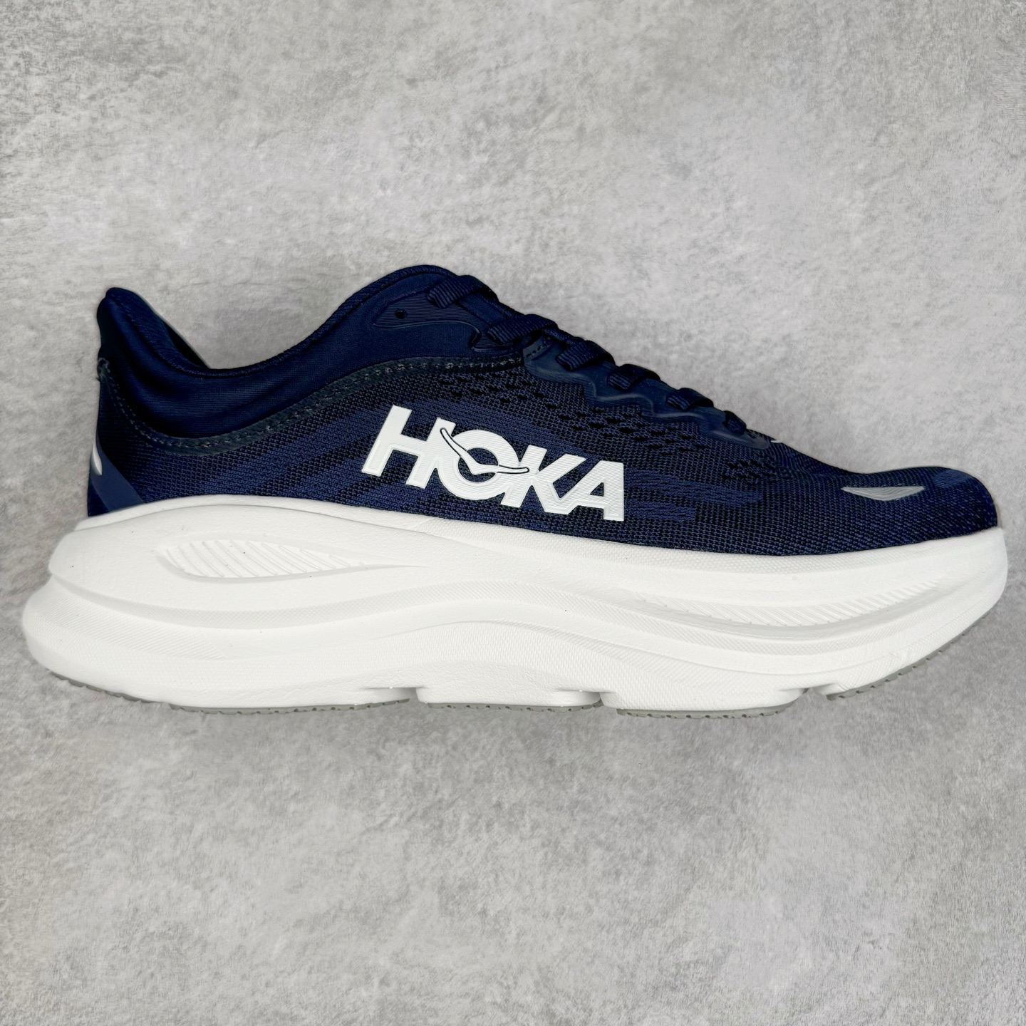 HOKA ONE ONE Bondi 9 WIDE 邦迪九代舒适防滑耐磨低帮休闲跑步鞋 HOKA ONE ONE是来自美国的跑步鞋知名品牌，创立于2009年，始终致力于为所有跑者提供更新、更好的跑步装备。相比常规跑鞋，HOKA ONE ONE特别研发使用性能独特的几何形跑鞋中底，此种鞋底更厚、更高、回弹性也更好，除了卓越的缓冲性能，它还能內各种阶段的跑者带来更具动感、更加稳定的跑步体验。HOKAONE ONE从设计之初就清楚意识到，要保证跑者步幅的均匀一致，双脚自然而然的运动至关重要。尺码：36 36.5 37.5 38 38.5 39 40 40.5 41 42 42.5 43 44 44.5 45-选品中心