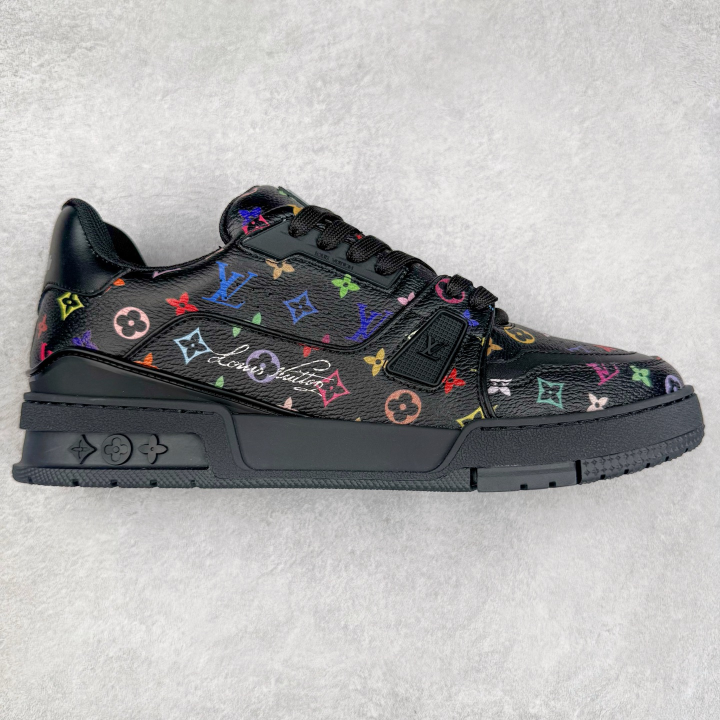Louis Vuitton Trainer lv时装走秀运动鞋 完美鞋型超高的清洁度 零毛边线头瑕疵 全套原楦原纸版原鞋开模 全网最具灵魂的版型 正确原装黄色鞋盒 正确中底印花 鞋面印花3D高频深度立体 全鞋电脑针车 紧密相连 针距密度一致 环保乳胶注塑鞋垫 厚度脚感还原原版 皮面裁剪部位 统一油边封口工艺 原装橡胶大底含胶量大底组合零偏差 专柜全套包装 防尘袋 说明书 质保卡 男女鞋 尺码：35 36 37 38 39 40 41 42 43 44 45-选品中心