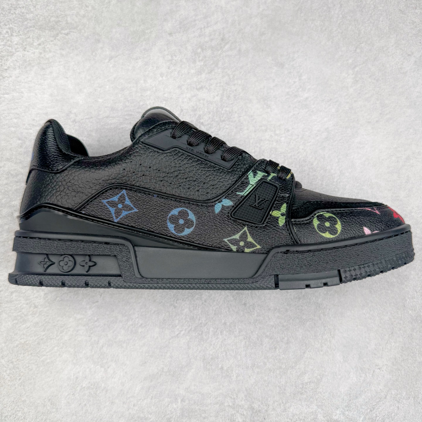 Louis Vuitton Trainer lv时装走秀运动鞋 完美鞋型超高的清洁度 零毛边线头瑕疵 全套原楦原纸版原鞋开模 全网最具灵魂的版型 正确原装黄色鞋盒 正确中底印花 鞋面印花3D高频深度立体 全鞋电脑针车 紧密相连 针距密度一致 环保乳胶注塑鞋垫 厚度脚感还原原版 皮面裁剪部位 统一油边封口工艺 原装橡胶大底含胶量大底组合零偏差 专柜全套包装 防尘袋 说明书 质保卡 男女鞋 尺码：35 36 37 38 39 40 41 42 43 44 45-选品中心