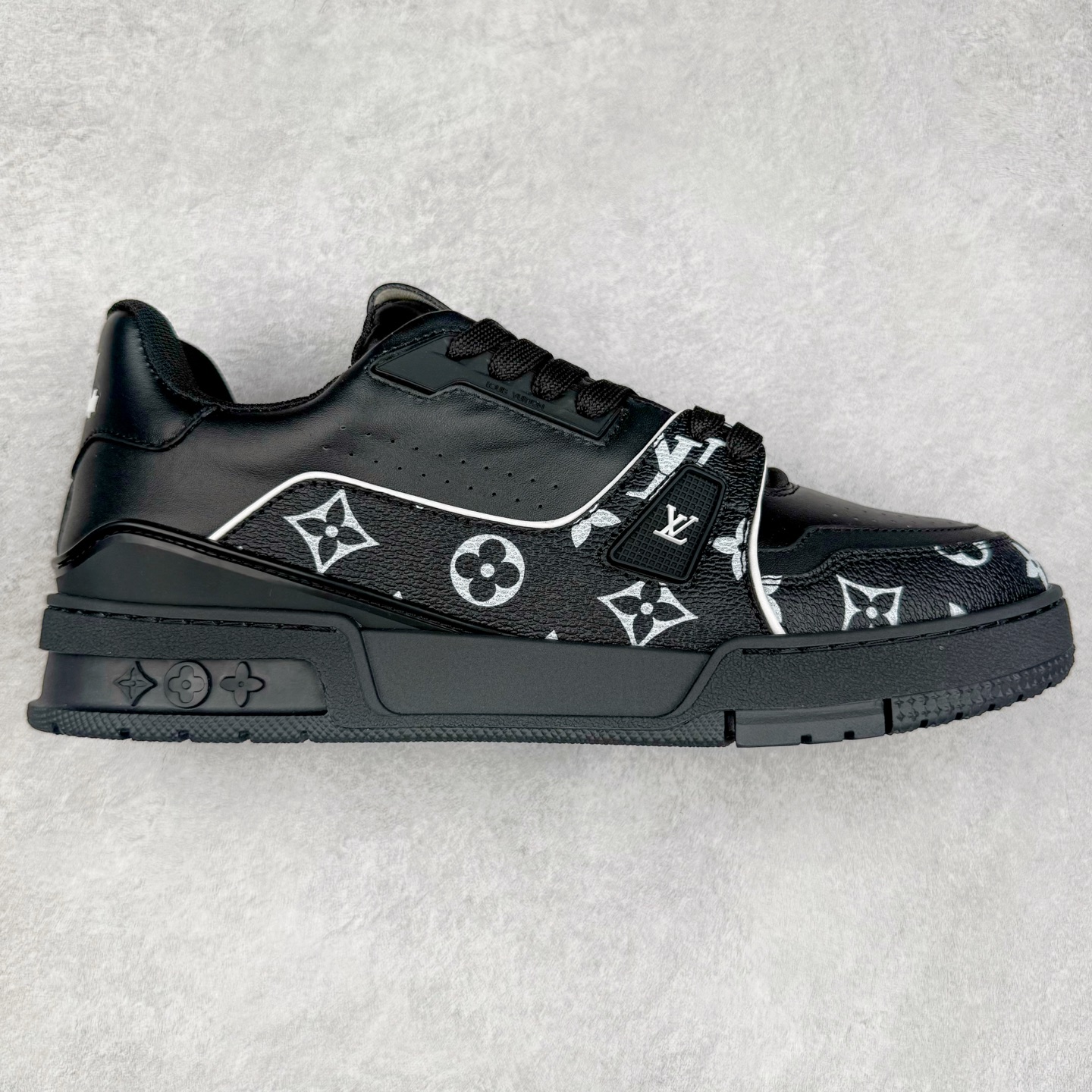 Louis Vuitton Trainer lv时装走秀运动鞋 完美鞋型超高的清洁度 零毛边线头瑕疵 全套原楦原纸版原鞋开模 全网最具灵魂的版型 正确原装黄色鞋盒 正确中底印花 鞋面印花3D高频深度立体 全鞋电脑针车 紧密相连 针距密度一致 环保乳胶注塑鞋垫 厚度脚感还原原版 皮面裁剪部位 统一油边封口工艺 原装橡胶大底含胶量大底组合零偏差 专柜全套包装 防尘袋 说明书 质保卡 男女鞋 尺码：35 36 37 38 39 40 41 42 43 44 45-选品中心