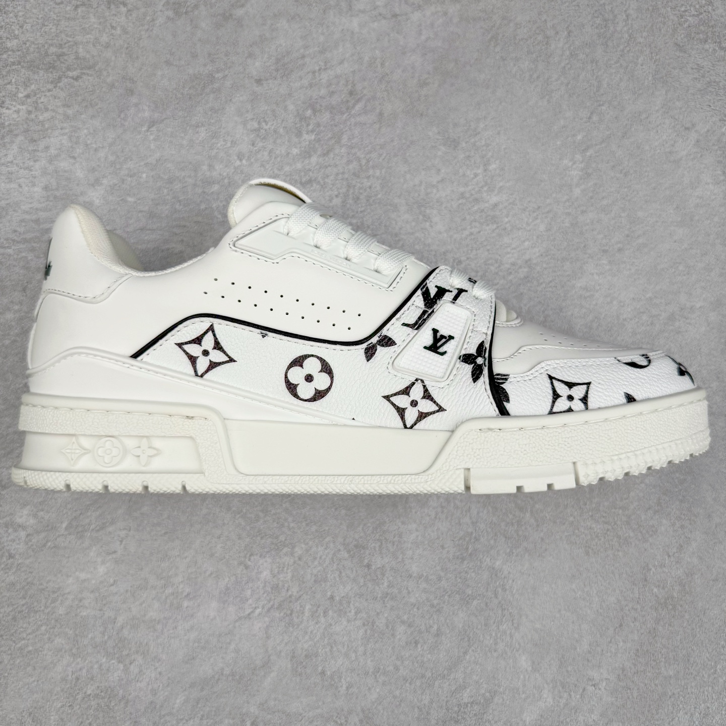 Louis Vuitton Trainer lv时装走秀运动鞋 完美鞋型超高的清洁度 零毛边线头瑕疵 全套原楦原纸版原鞋开模 全网最具灵魂的版型 正确原装黄色鞋盒 正确中底印花 鞋面印花3D高频深度立体 全鞋电脑针车 紧密相连 针距密度一致 环保乳胶注塑鞋垫 厚度脚感还原原版 皮面裁剪部位 统一油边封口工艺 原装橡胶大底含胶量大底组合零偏差 专柜全套包装 防尘袋 说明书 质保卡 男女鞋 尺码：35 36 37 38 39 40 41 42 43 44 45-选品中心