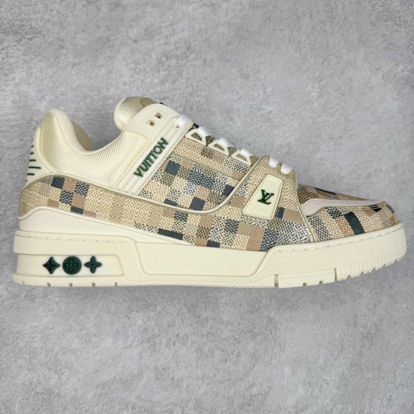 Louis Vuitton Trainer lv时装走秀运动鞋 完美鞋型超高的清洁度 零毛边线头瑕疵 全套原楦原纸版原鞋开模 全网最具灵魂的版型 正确原装黄色鞋盒 正确中底印花 鞋面印花3D高频深度立体 全鞋电脑针车 紧密相连 针距密度一致 环保乳胶注塑鞋垫 厚度脚感还原原版 皮面裁剪部位 统一油边封口工艺 原装橡胶大底含胶量大底组合零偏差 专柜全套包装 防尘袋 说明书 质保卡 男女鞋 尺码：35 36 37 38 39 40 41 42 43 44 45-选品中心