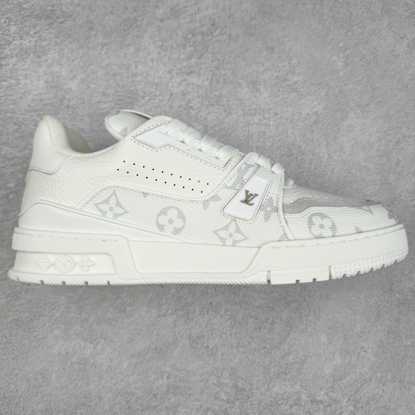 Louis Vuitton Trainer lv时装走秀运动鞋 完美鞋型超高的清洁度 零毛边线头瑕疵 全套原楦原纸版原鞋开模 全网最具灵魂的版型 正确原装黄色鞋盒 正确中底印花 鞋面印花3D高频深度立体 全鞋电脑针车 紧密相连 针距密度一致 环保乳胶注塑鞋垫 厚度脚感还原原版 皮面裁剪部位 统一油边封口工艺 原装橡胶大底含胶量大底组合零偏差 专柜全套包装 防尘袋 说明书 质保卡 男女鞋 尺码：35 36 37 38 39 40 41 42 43 44 45-选品中心