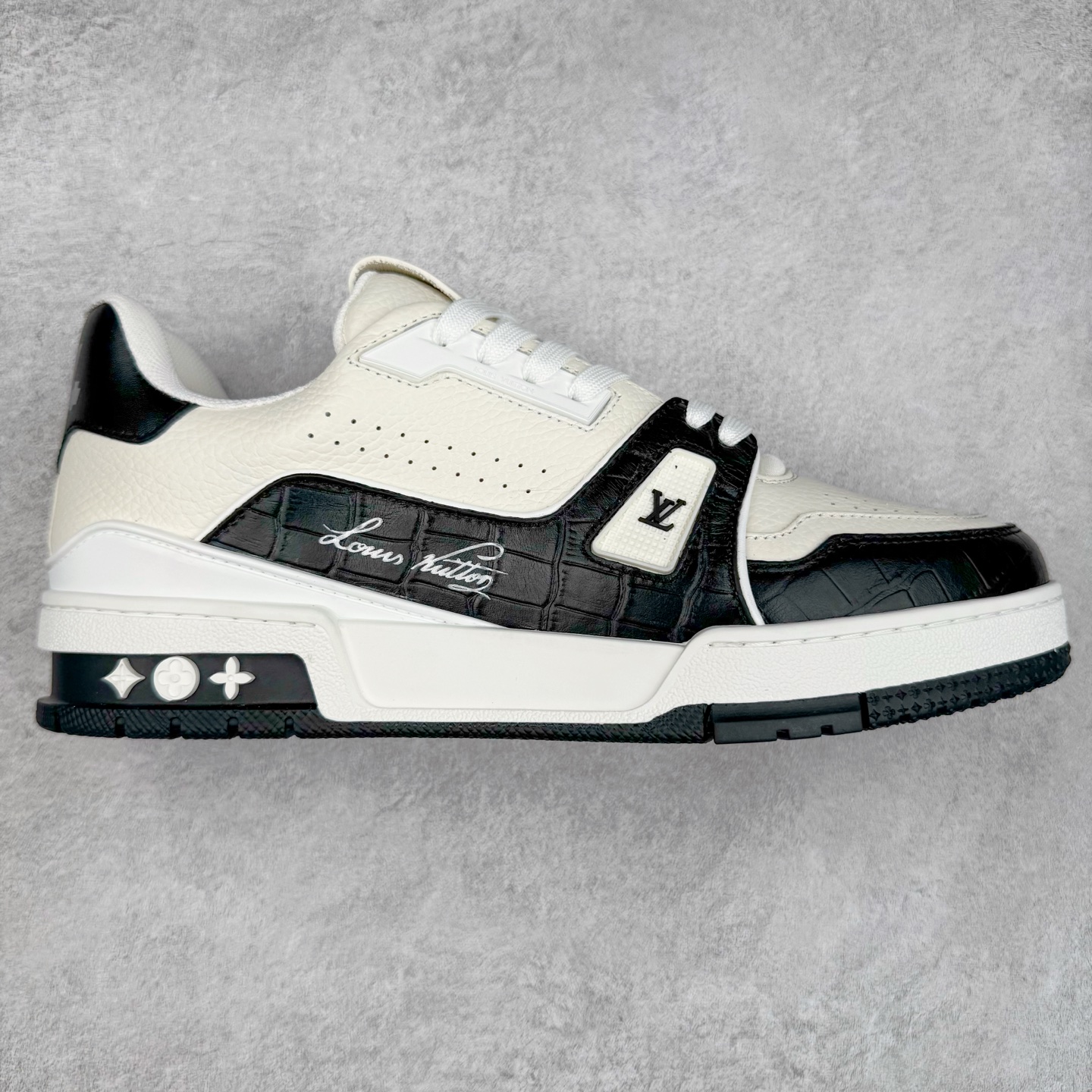 Louis Vuitton Trainer lv时装走秀运动鞋 完美鞋型超高的清洁度 零毛边线头瑕疵 全套原楦原纸版原鞋开模 全网最具灵魂的版型 正确原装黄色鞋盒 正确中底印花 鞋面印花3D高频深度立体 全鞋电脑针车 紧密相连 针距密度一致 环保乳胶注塑鞋垫 厚度脚感还原原版 皮面裁剪部位 统一油边封口工艺 原装橡胶大底含胶量大底组合零偏差 专柜全套包装 防尘袋 说明书 质保卡 男女鞋 尺码：35 36 37 38 39 40 41 42 43 44 45-选品中心