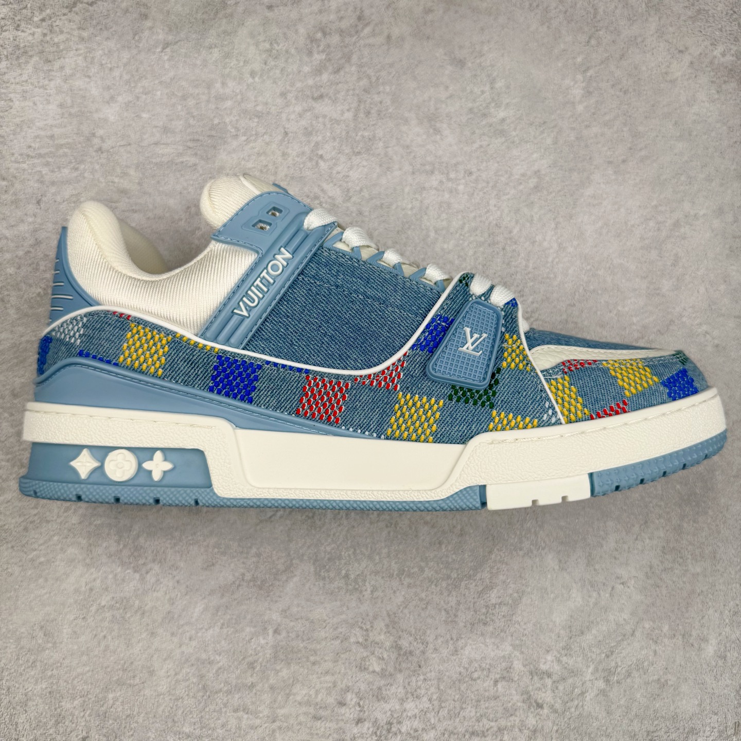 Louis Vuitton Trainer lv时装走秀运动鞋 完美鞋型超高的清洁度 零毛边线头瑕疵 全套原楦原纸版原鞋开模 全网最具灵魂的版型 正确原装黄色鞋盒 正确中底印花 鞋面印花3D高频深度立体 全鞋电脑针车 紧密相连 针距密度一致 环保乳胶注塑鞋垫 厚度脚感还原原版 皮面裁剪部位 统一油边封口工艺 原装橡胶大底含胶量大底组合零偏差 专柜全套包装 防尘袋 说明书 质保卡 男女鞋 尺码：35 36 37 38 39 40 41 42 43 44 45-选品中心