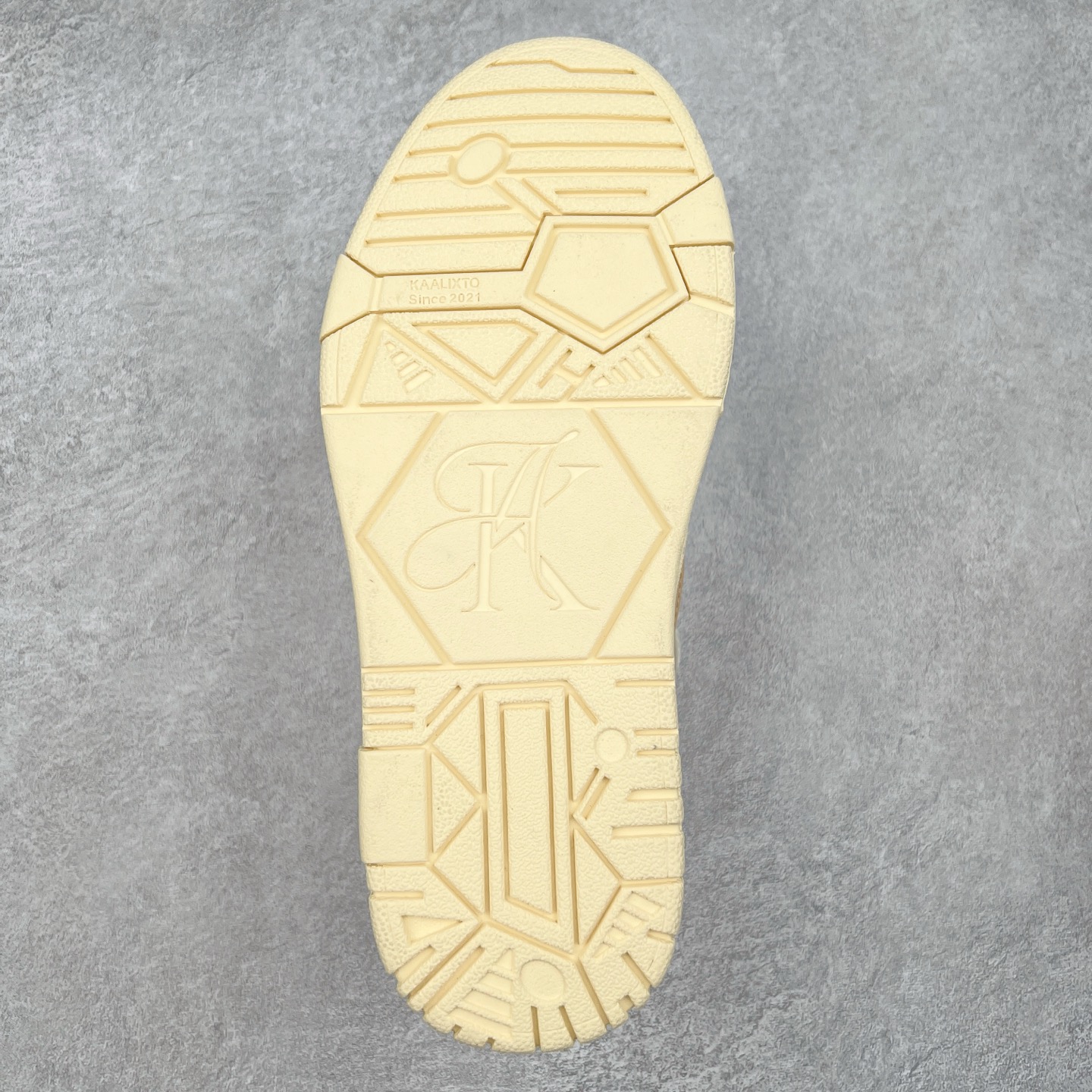 图片[9]-＃福利特价 KAALIXTO Retro Vintage 星星潮流休闲防滑耐磨低帮板鞋 此款鞋使用牛仔作为主要的鞋面材质 结实耐磨 鞋舌设计特有印花皮牌作为搭配充分凸显牛仔的特性 整体鞋款采用牛仔面料随意角度拼接的呈现方法 打破消费者原有对鞋子的刻板印象 让人耳目一新 织麦标在彰品品牌属性的同时更具牛仔的代表性元素 并采用加厚内里 穿着舒适透气 鞋底做旧氧化 尺码：36 37 38 39 40 41 42 43 44 45-选品中心