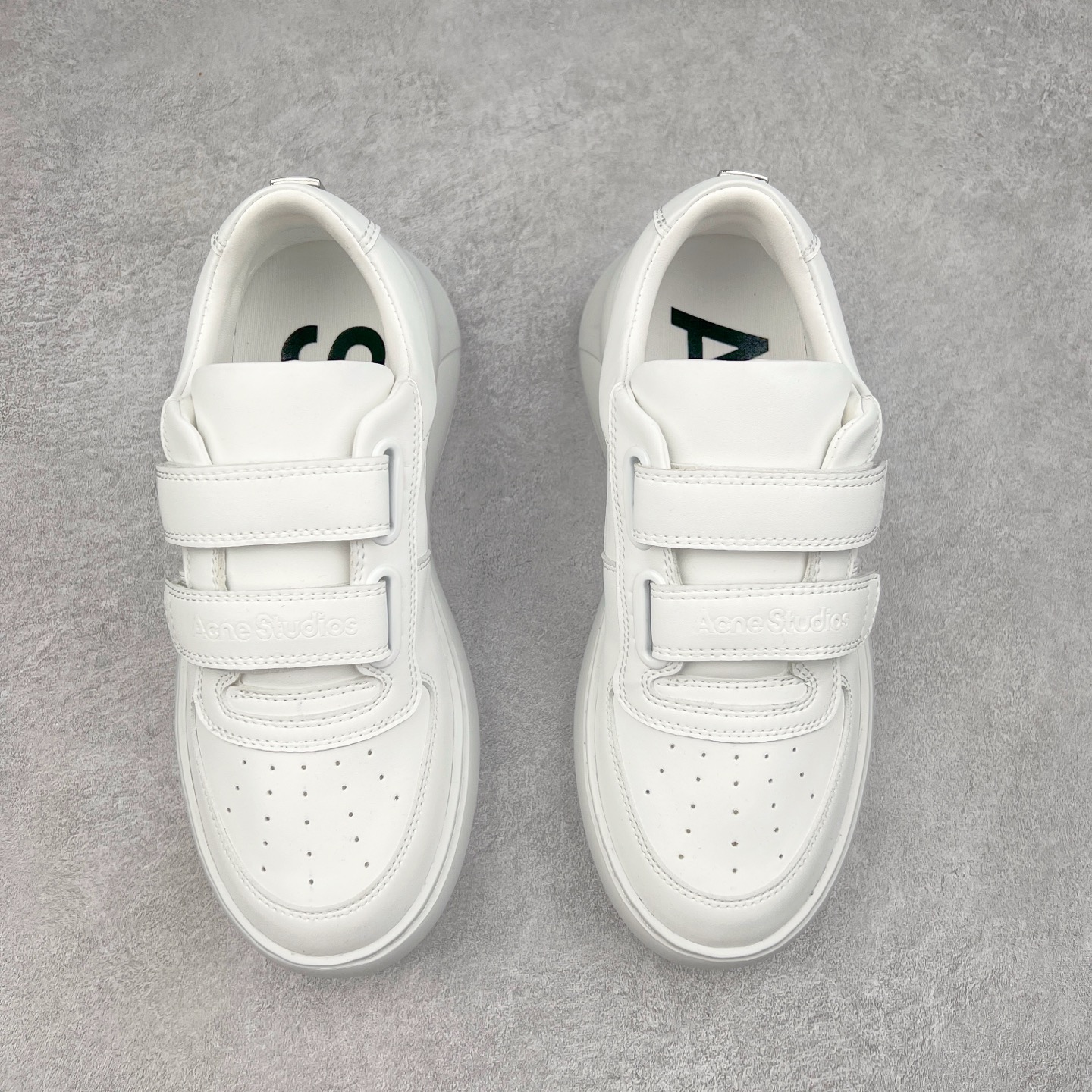 图片[2]-Acne Studios 2023 艾克妮魔术贴 低帮休闲小白鞋 得物热度蝉联榜首31天 海淘专供版 赵露思、杨超越、欧阳娜娜同款 高端零售 外贸充正专供 原版购入开发 全鞋身采用进口头层皮 请注意区分市面通货材、错误大底 一眼就种草的小白鞋 无敌好搭配不挑季节不挑穿搭一双鞋就ok 魔术贴设计穿脱超方便 尺码：35 36 37 38 39-选品中心