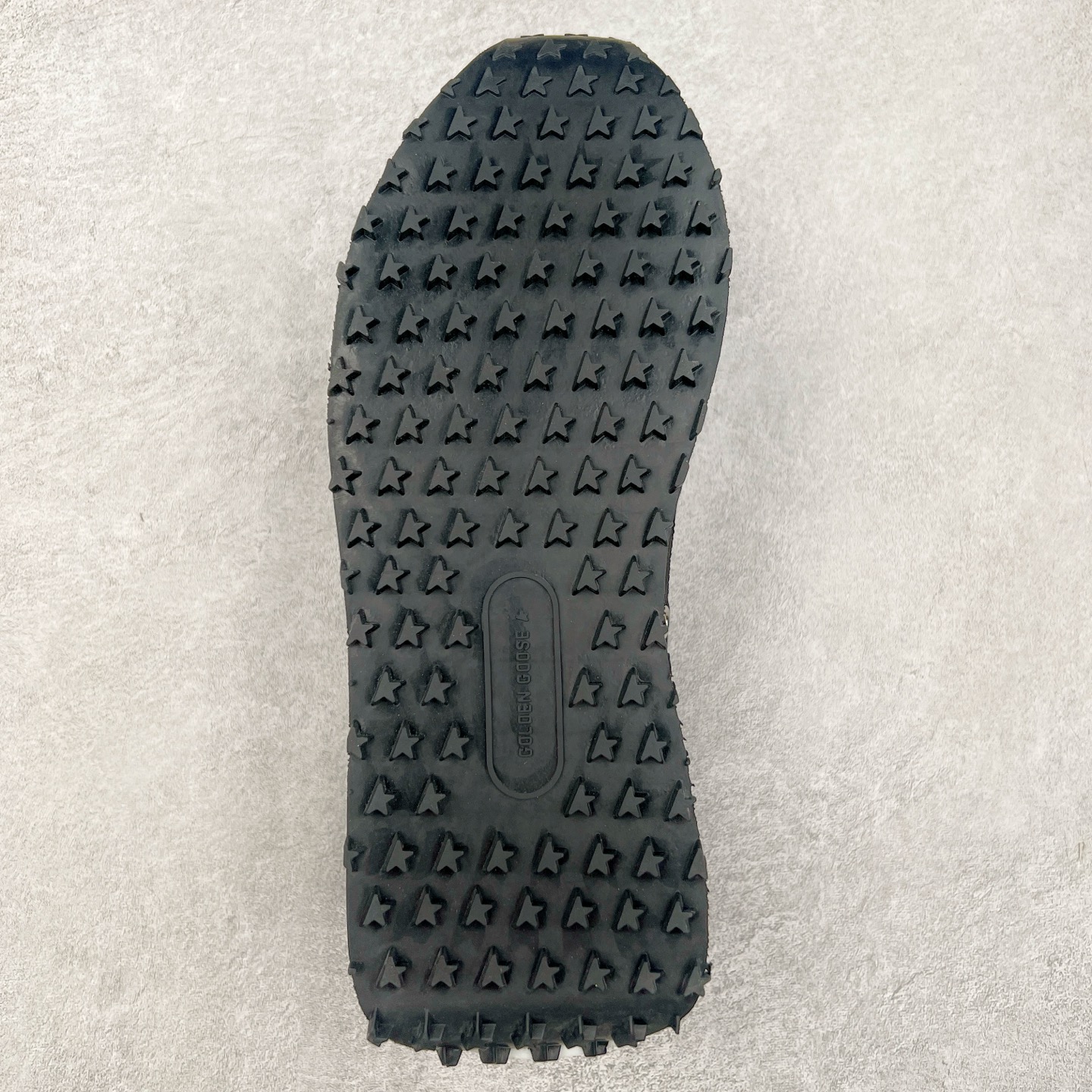 图片[9]-＃福利特价 GGDB Golden Goose Marathon 复古运动鞋生活休闲鞋 火爆全网 陈伟霆宋雨琦 杨幂等各路明星纷纷上脚 该系列新品鞋履以1970年代的田径鞋为设计灵感，巧妙融入3D打印鞋尾装饰等前沿元素，既彰显了复古格调，又将这种怀旧感投射到未来。其鞋面采用多种精致材质打造，并推出银色、黑色、红色、皇家蓝和白色等多款经典配色以及全新限定黄色，侧边点缀以品牌标志性的星星图案。全新黄色款式的鞋面侧边保留了品牌标志性的橙色星星图案，配以灰色鞋头。不均匀染色的鞋带和带有星星图案的鞋底，为整体造型增添了独特的印象。呈现男女都可穿着的中性风格，谁都能拥有并追逐自己的梦想。尺码：35 36 37 38 39 40 41 42 43 44 45-选品中心